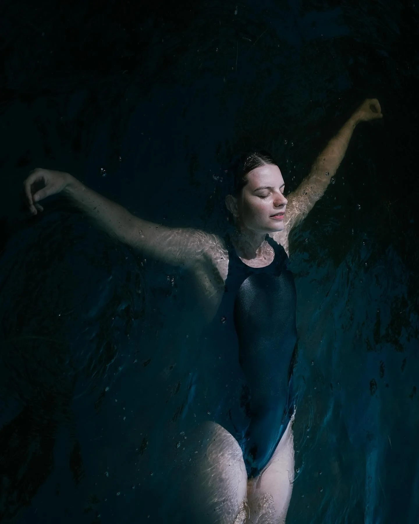 𝐒𝐮𝐫𝐫𝐞𝐧𝐝𝐞𝐫 - Ja dat ben ik liggend in het water 💧😎 Deze foto's maken onderdeel uit van de serie connect. Een serie waarin ik uitzoek hoe wij als mensen de band met de natuur kunnen herstellen 🌱 Naar mijn mening moeten we natuur zien als ge