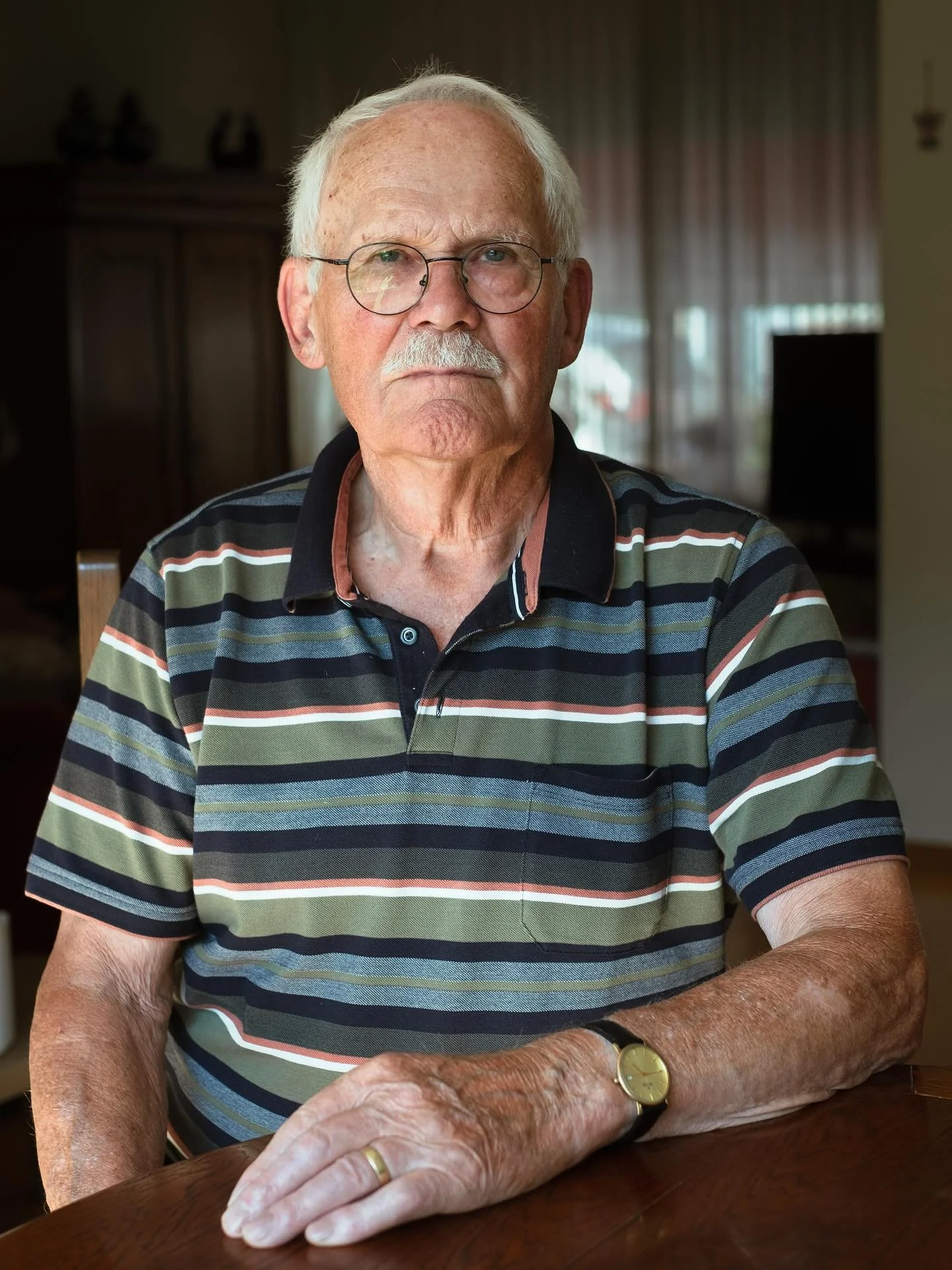 Een tijdje geleden mocht ik de 90-jarige Henk van Oostrum spreken en fotograferen 📸

De aanleiding was zijn initiatief om struikelstenen aan te vragen voor twee Joodse families die bij hem in de straat woonde en zijn vermoord tijdens de Holocaust. D