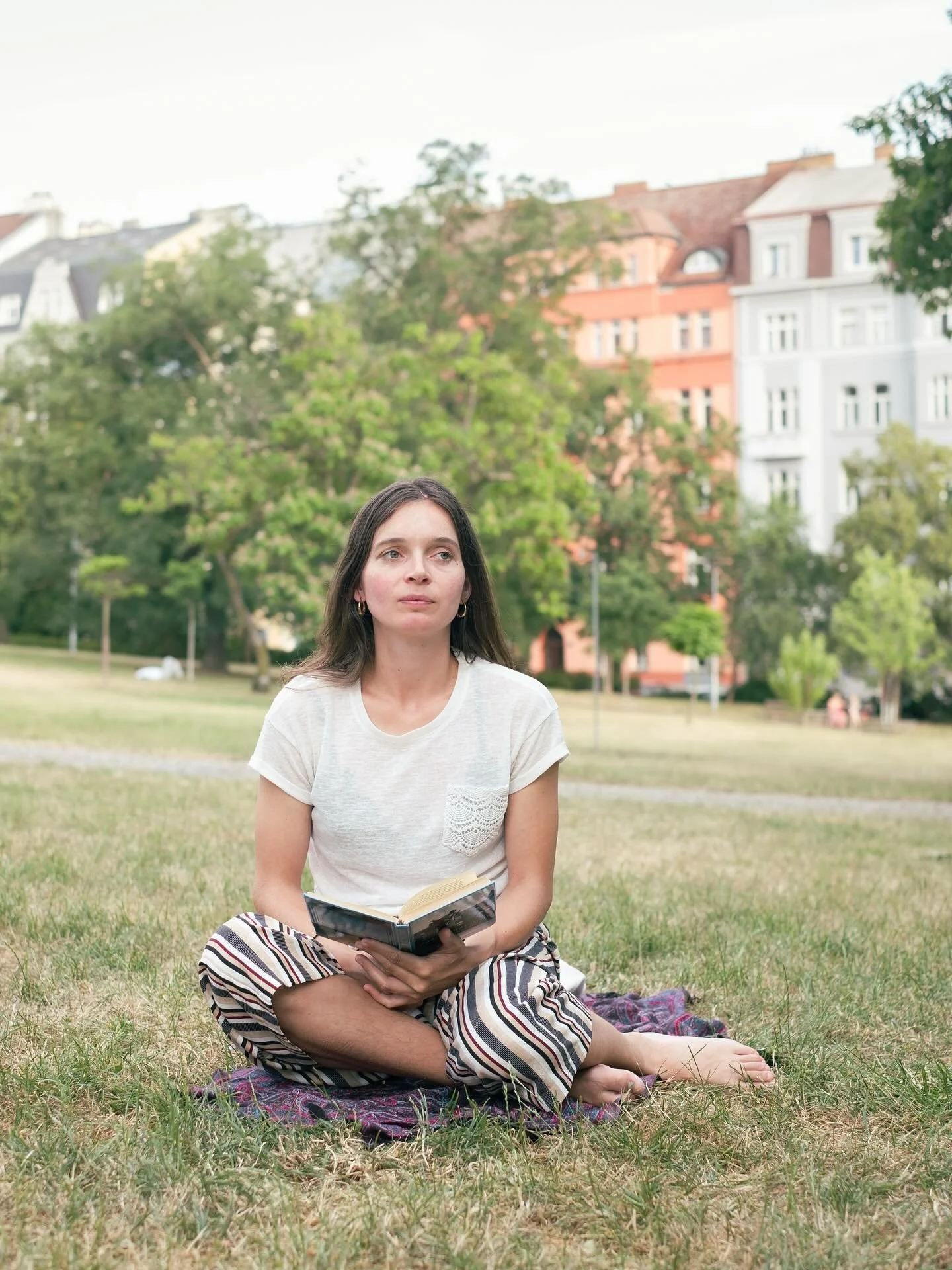 Friend in Prague 🍂🩵 (en andere Praagse foto&rsquo;s)

Als vriend(in) van een fotograaf ben je snel het &lsquo;slachtoffer&rsquo; van het fotografisch toestel. Nu ook Lizzy die geen Instagram heeft maar wel hier mag shinen ✨ Daarnaast krijg je al sw