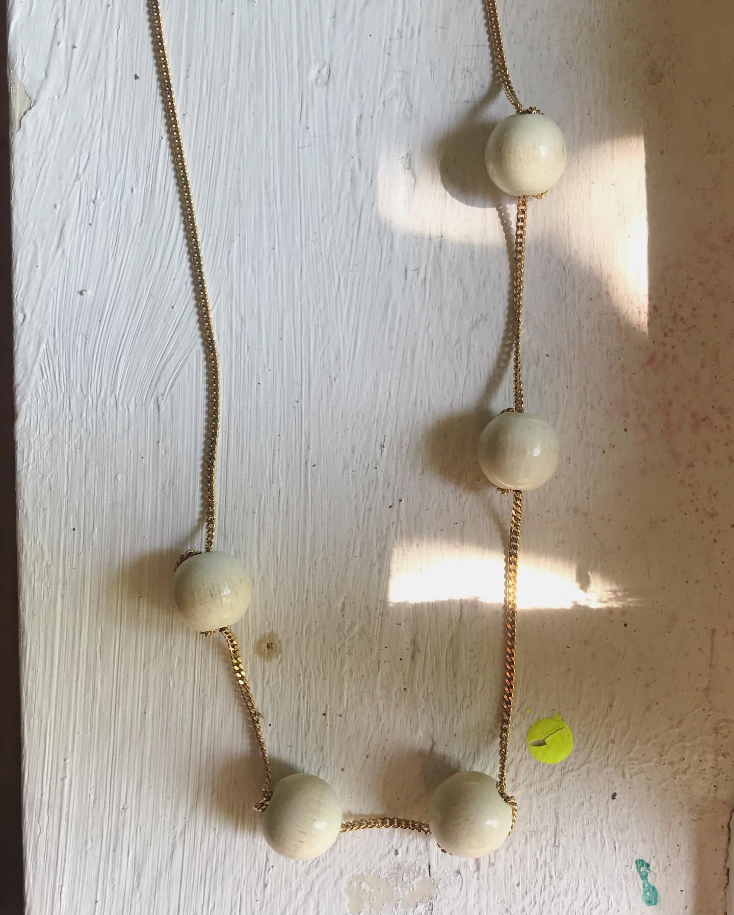 Die Perlen waren mal Bestandteil eines alten Rechnen Werkzeugs f&uuml;r Grundschulkinder. 5 rote, 5 wei&szlig;e, hintereinander aufgef&auml;delt. Ich liebe so alte lackierte Holzsachen. Die Wirkung ist ganz anders als mit neuen #holzperlen. In Kombin