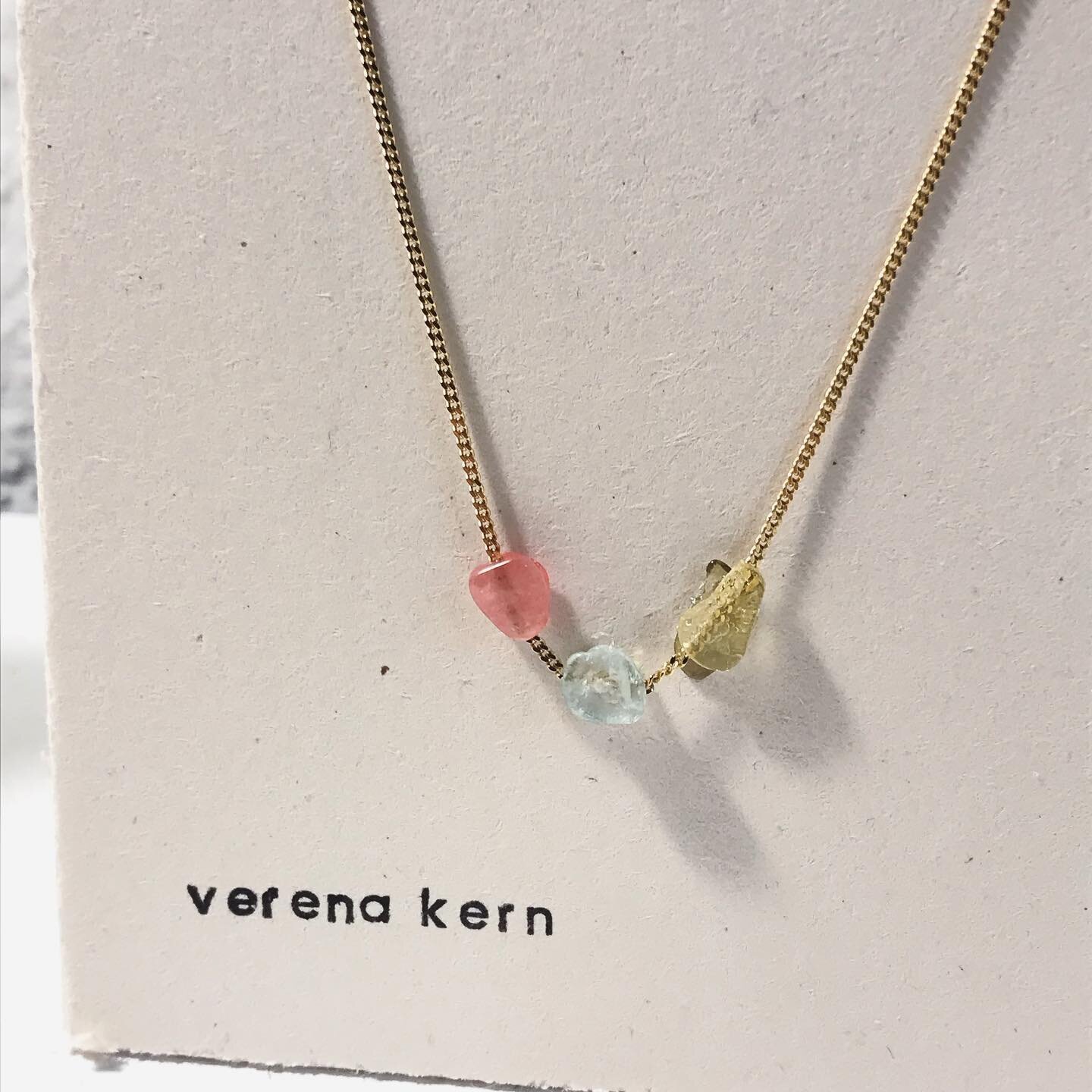 #rhodocrosite, #aquamarin und #peridot an ganz feiner goldener Kette. 🦩🐋🐍Vielleicht was f&uuml;r Dich @britta694? Ansonsten mache ich dir aber auch gern noch eine mit 5 Steinen. #schmuckmitkristallen #kristallschmuck #crystal #crystals #crystaljew