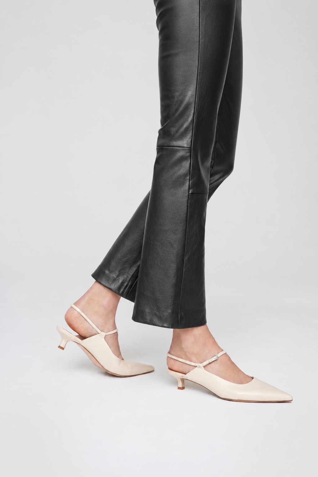 Schwarze Glattledeerhose mit Kick_1.png