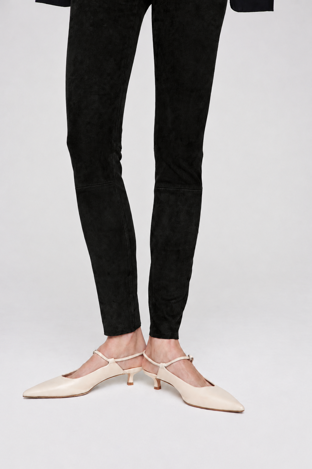 Enge Wildlederhose schwarz-1.png