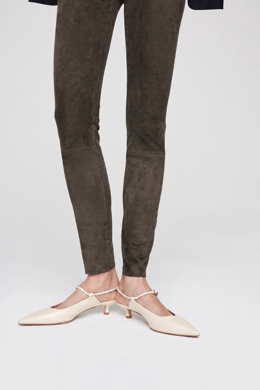 Enge Wildlederhose_grau_3.png
