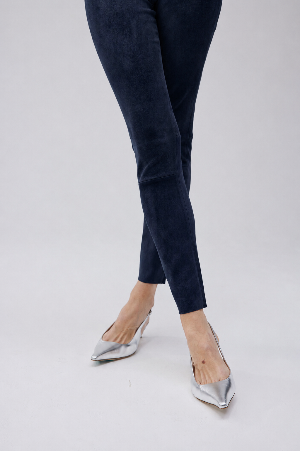 Enge Wildlederhose marine_2 png.png