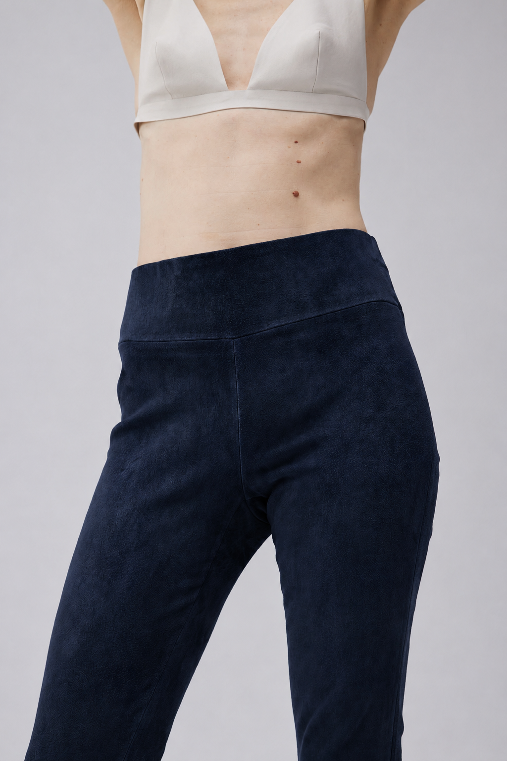 Enge Wildlederhose marine_4.png