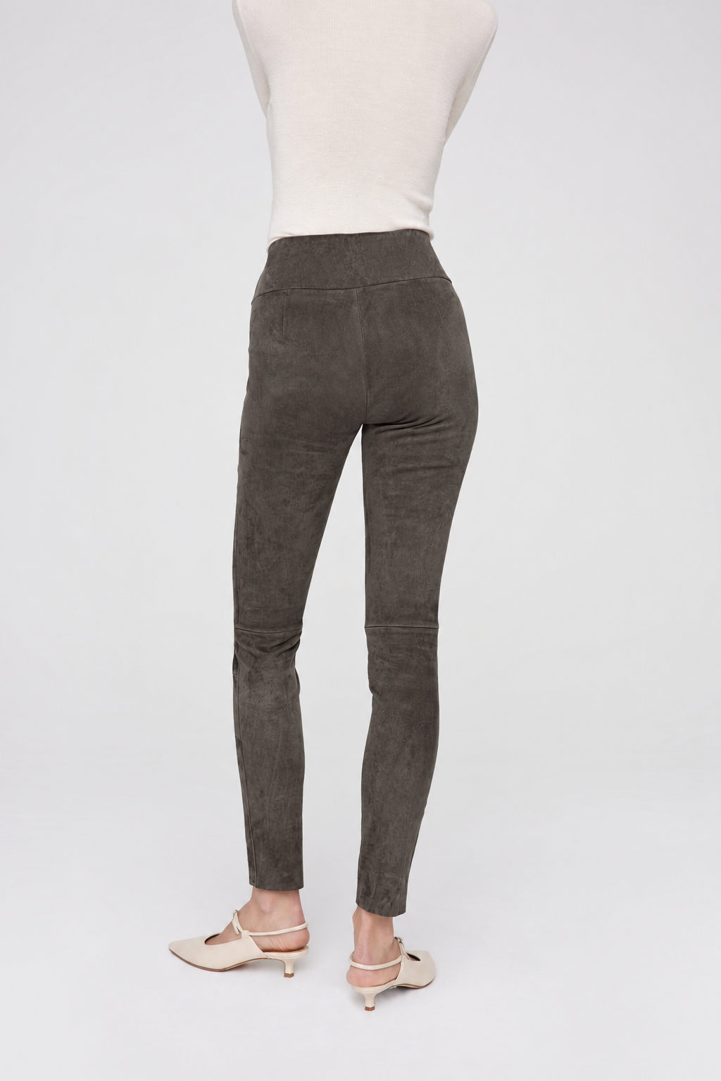 Enge Wildlederhose_grau_1.png