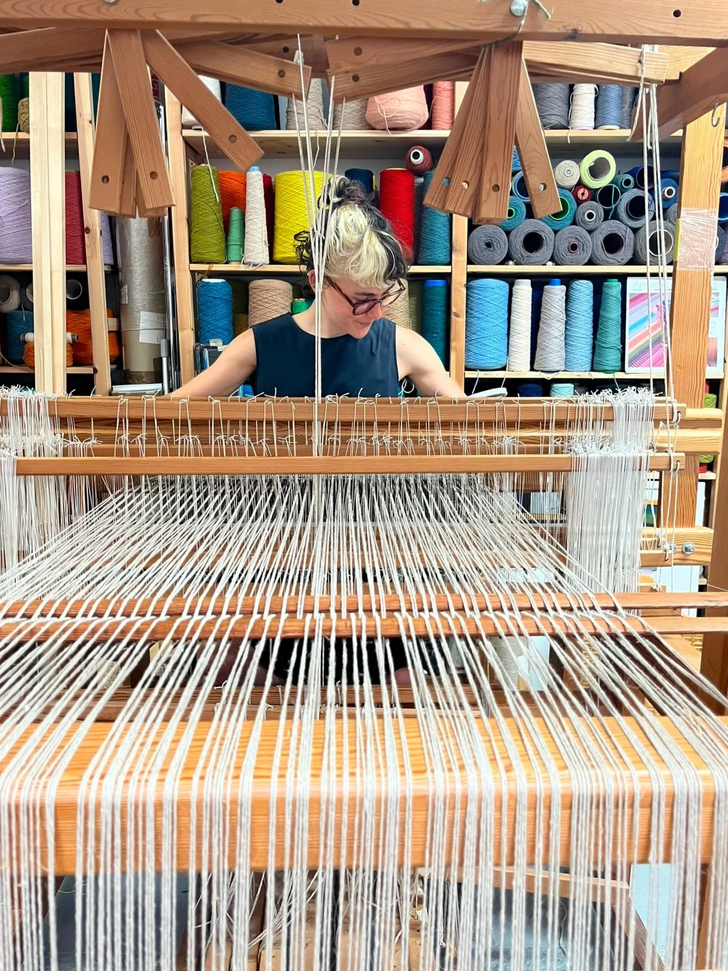 A very special week spent with mastermind rug weaver @angieparkertextiles 

Grateful to @qestcraft for supporting this opportunity. Lots of rug weaving to come!!