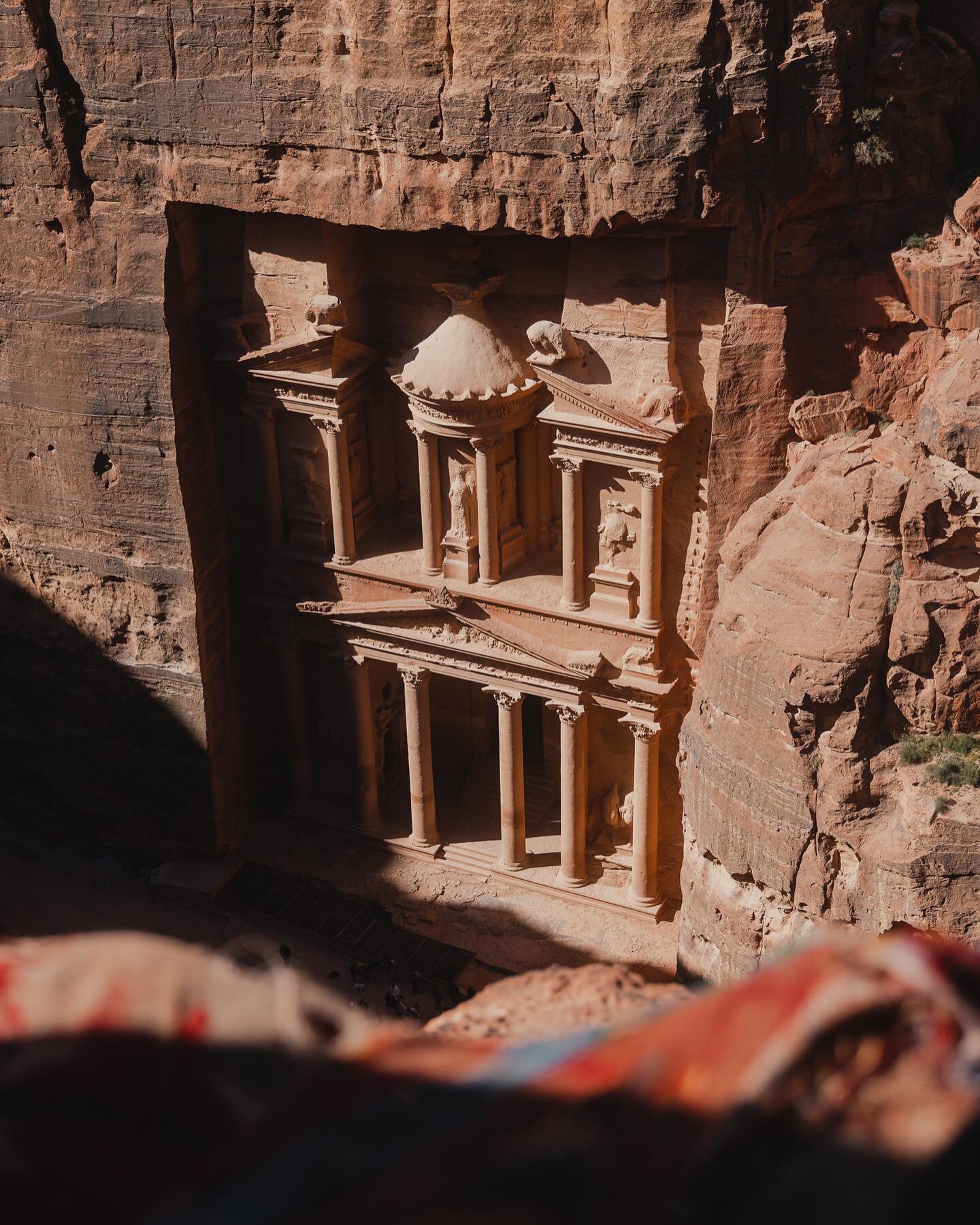 Day one of two at Petra, Jordan. 🇯🇴

It's a place where you definitely will loose the track of time. Step into the world of ancient wonders in Petra, Jordan 🏛️ Carved into rose-colored sandstone cliffs, this UNESCO World Heritage Site boasts stunn