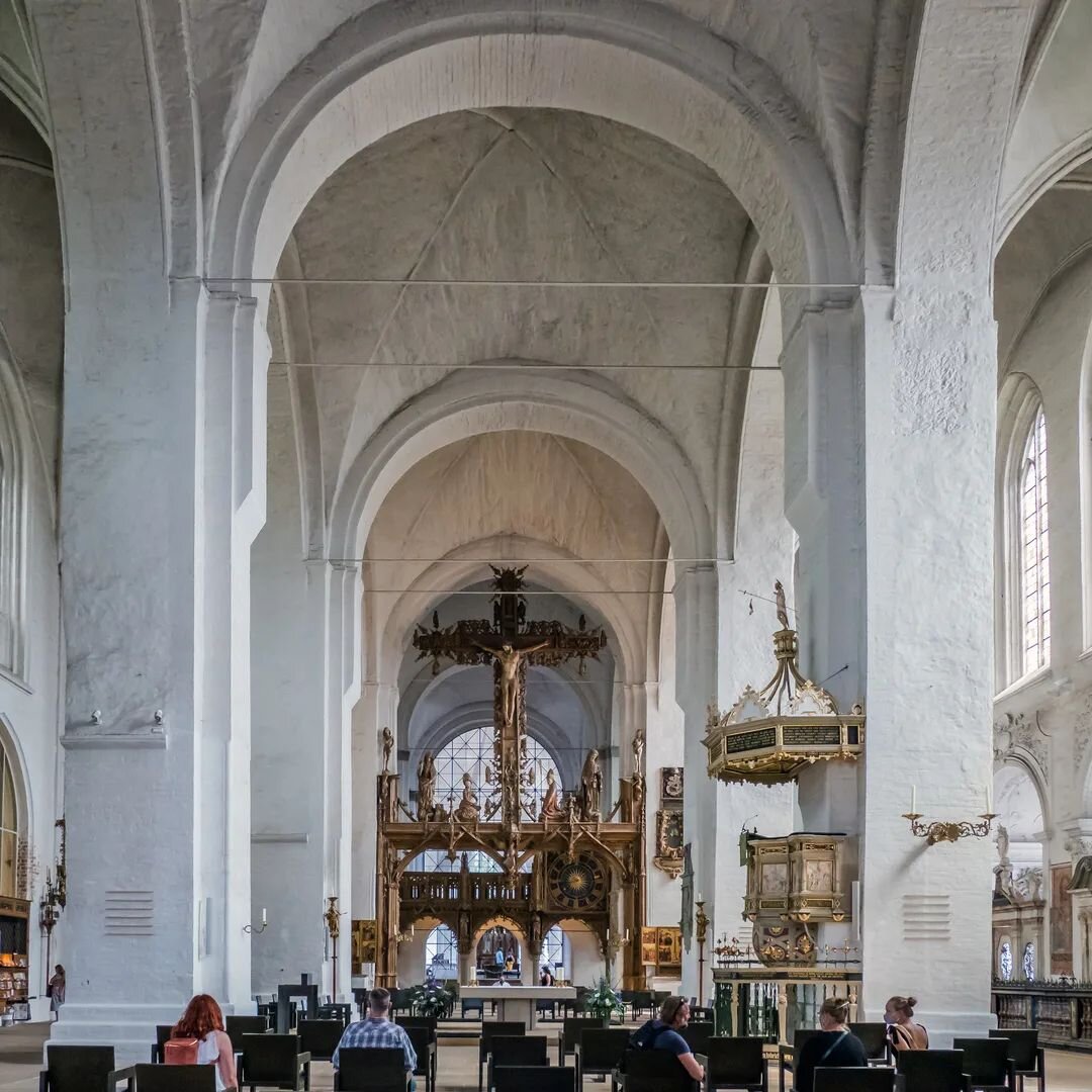 Heute vor 40 Jahren wurde ich hier, am Altar des L&uuml;becker Doms, ordiniert. Kaum zu begreifen, dass ein ganzes Leben - oder ein halbes Leben - dazwischen liegt. Manche Bibelworte haben mich durchgehend begleitet: &quot;Wir haben aber diesen Schat