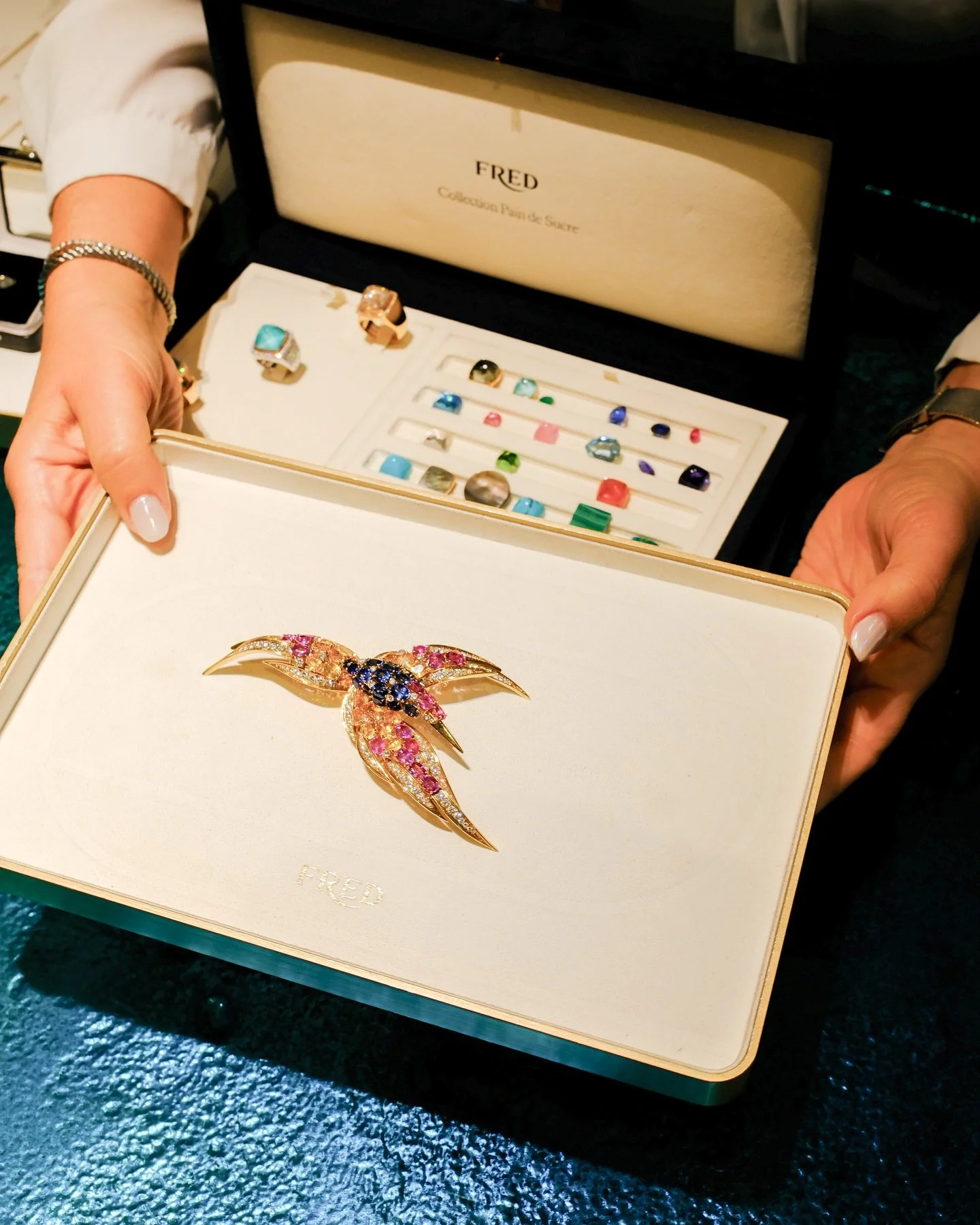 💎 &Agrave; la d&eacute;couverte du savoir-faire et de l&rsquo;h&eacute;ritage de la Maison Fred

Plongez avec nous dans l&rsquo;univers de @fredjewelry et appr&eacute;ciez l&rsquo;&eacute;l&eacute;gance solaire des bijoux. Un savoir-faire transmis a