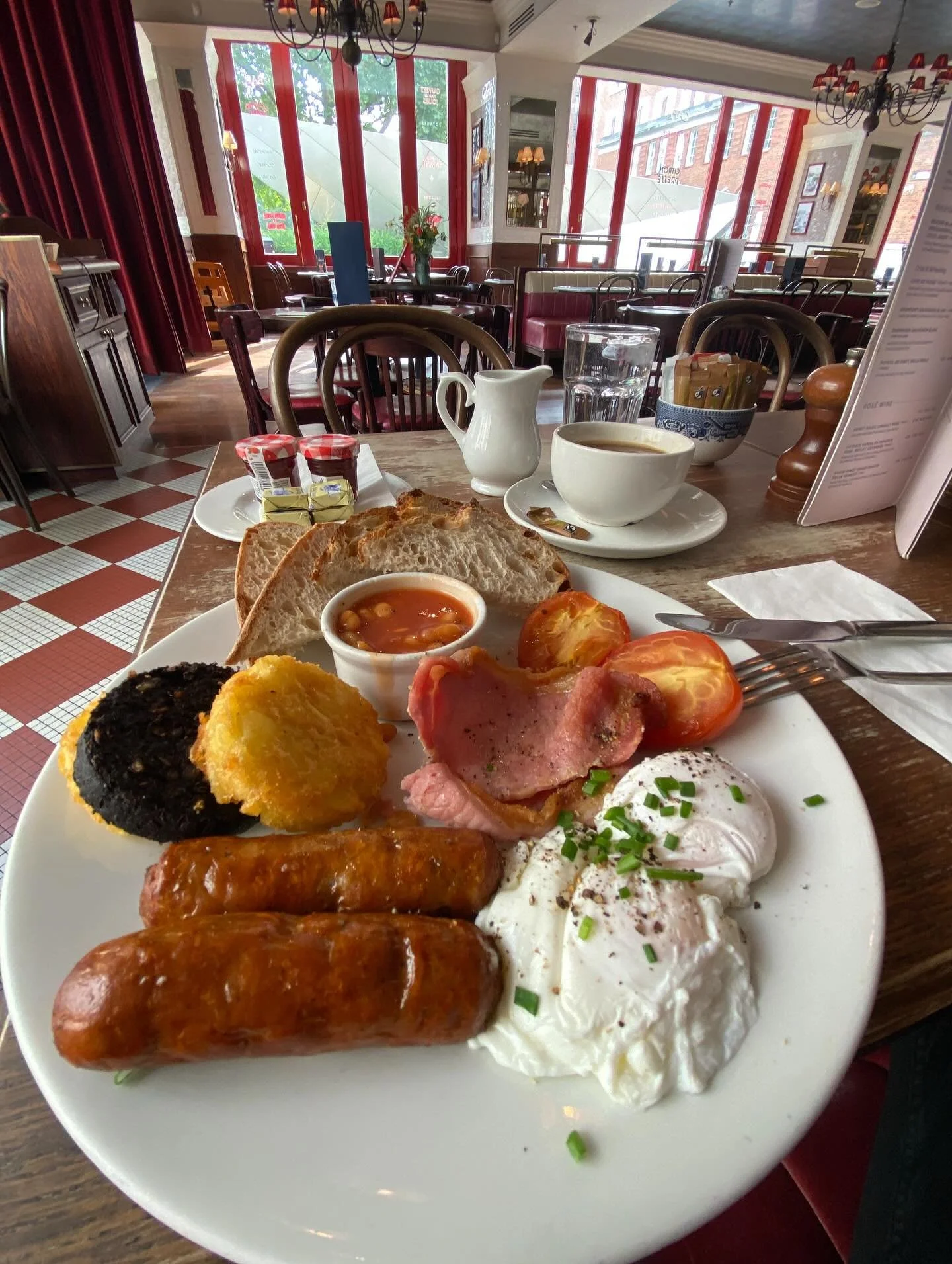 When in England, I guess an English breakfast is in order. 🇬🇧 🥘