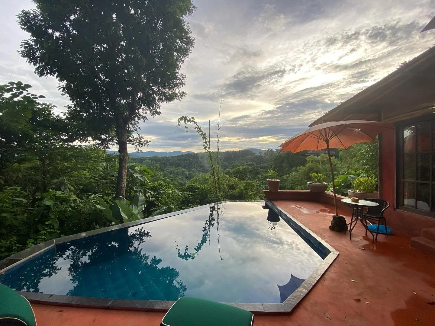 Happy Hour in some familiar and cozy stomping grounds @phuchaisaimountainresort
