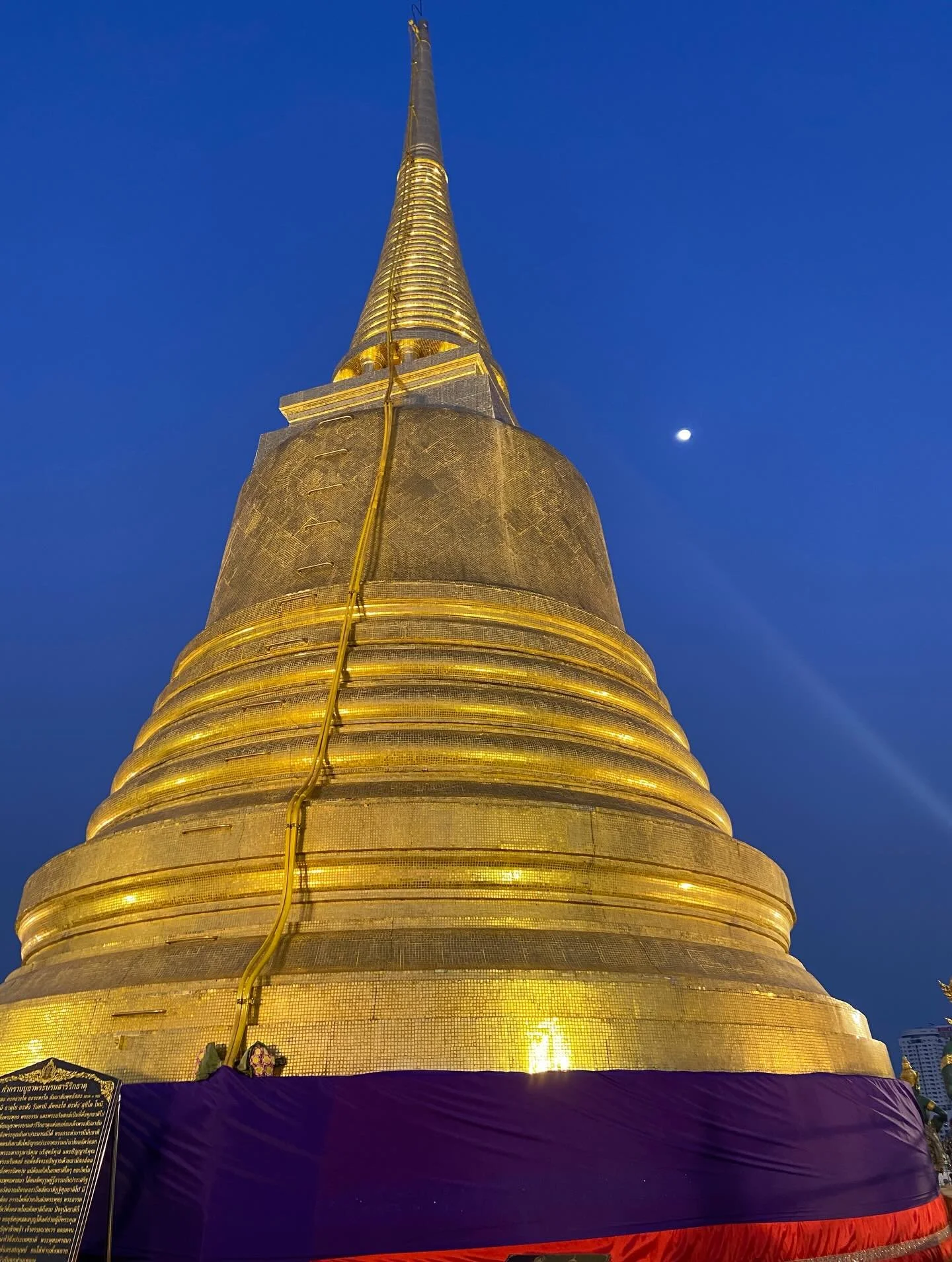 During an evening expedition the other night in Bangkok, I&rsquo;m reminded again at how fantastic the city is at this time of year at sunset.. Quiet temples, delightfully, cool air, and glittering beauty. Also thrilled that the upgrades of the Saen 