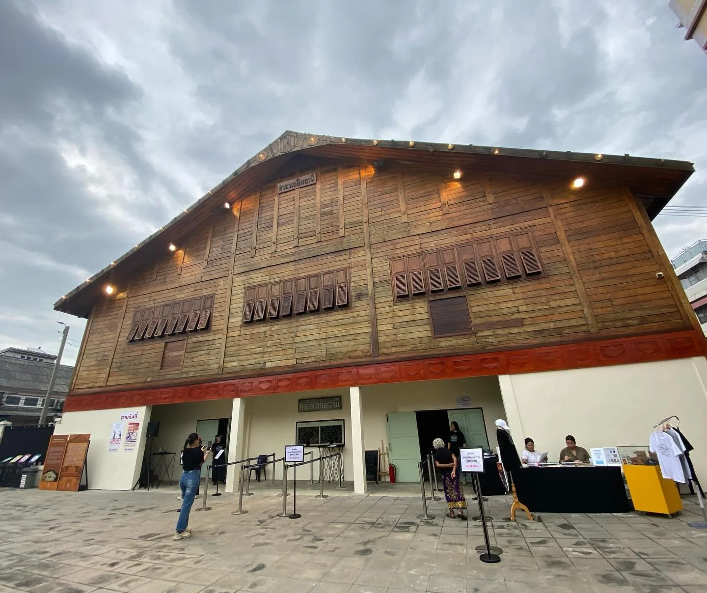 Matinee in the old town.

Still one of the most fantastic corners of Bangkok.