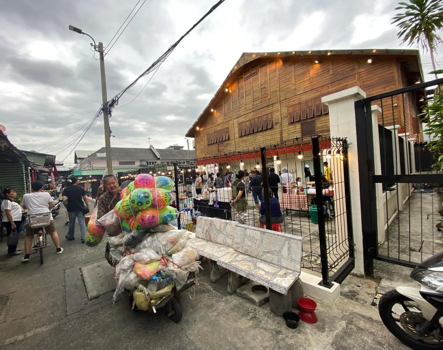 Bravo to @thaifilmarchive for putting on a matinee of vintage films and educational documentaries in one of the most storied and historic theatres in Southeast Asia. #salachalermthani