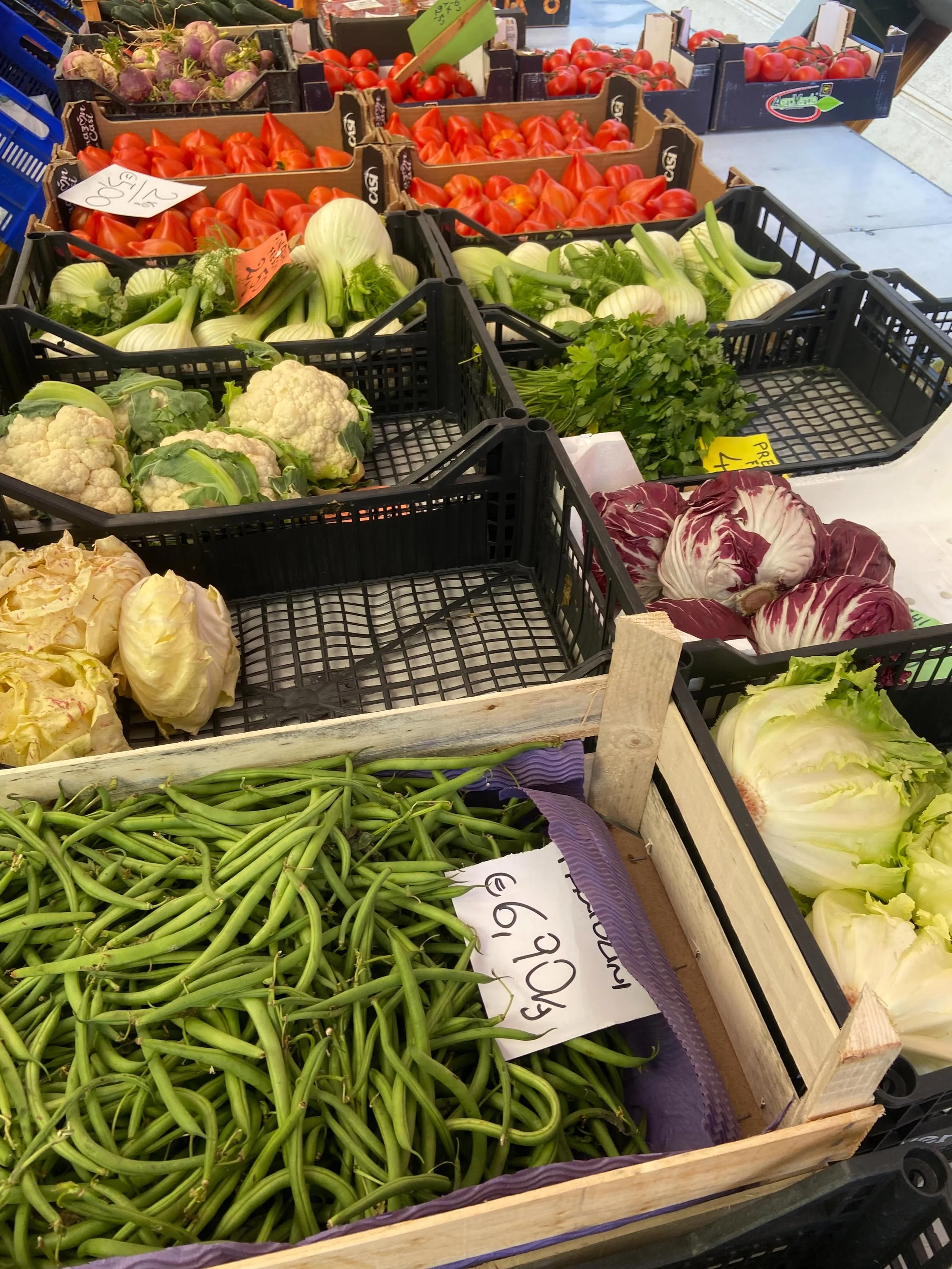 Not sure why I feel compelled to take photos of fruits and veggies in markets in other countries. But here they are. #cornuda #veneto 🇮🇹 🥗