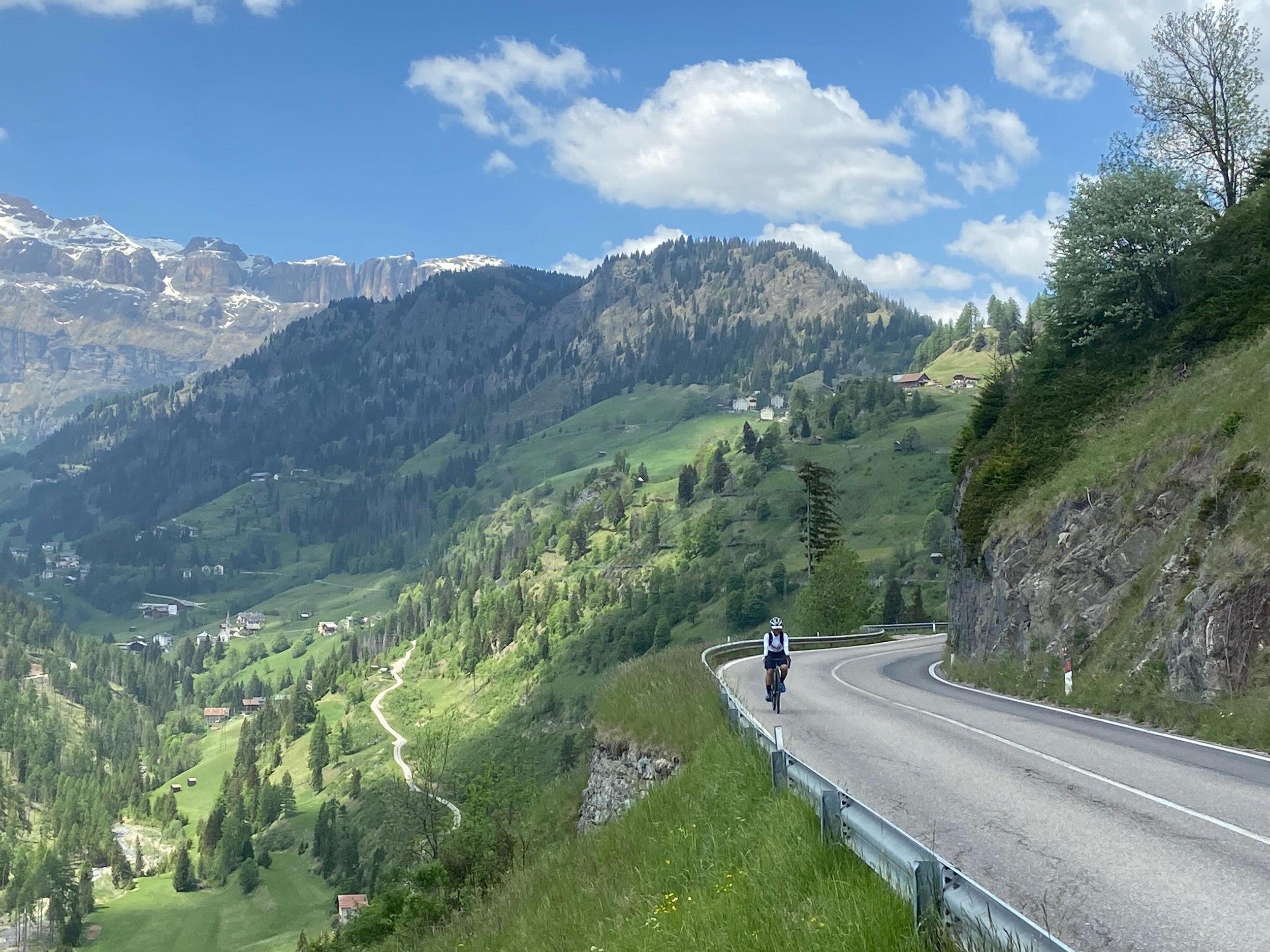 Climbing two of the Dolomites most epic passes - Pordio and Falzarego - on the same day is a big feat, then an amazing glide down to Cortina. 68kms, 6hrs, 1800m elevation gain, highest elevation reached 2,240m.
Well done @rochaaaana 🚲 🇮🇹 💪