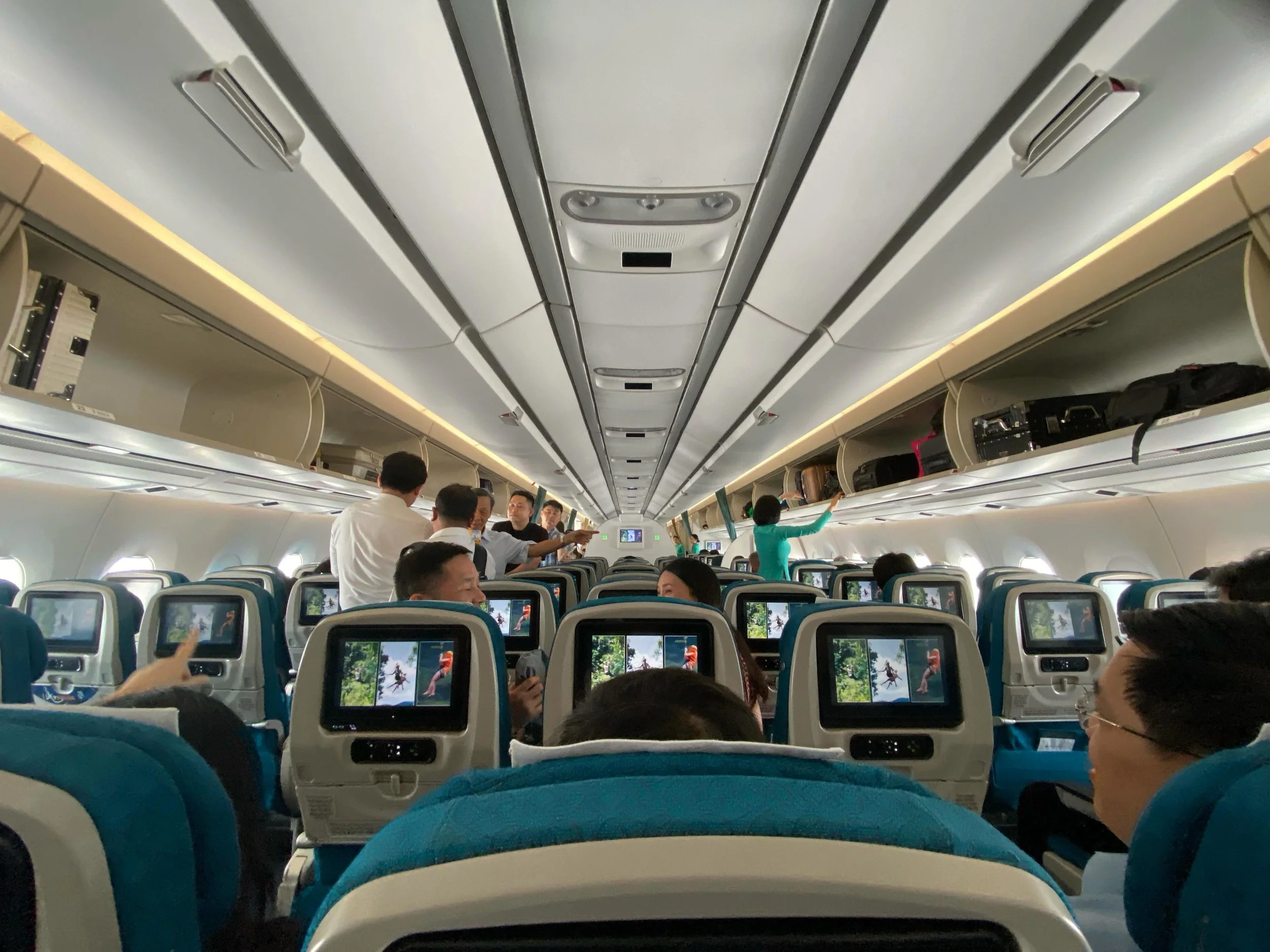 🇻🇳 ✈️ There are 65 daily flights between Hanoi and Saigon. Many of them on A-350s. This is a 3&times;3&times;3. Fully packed out. The Vietnamese are on the move!
🏃 💨