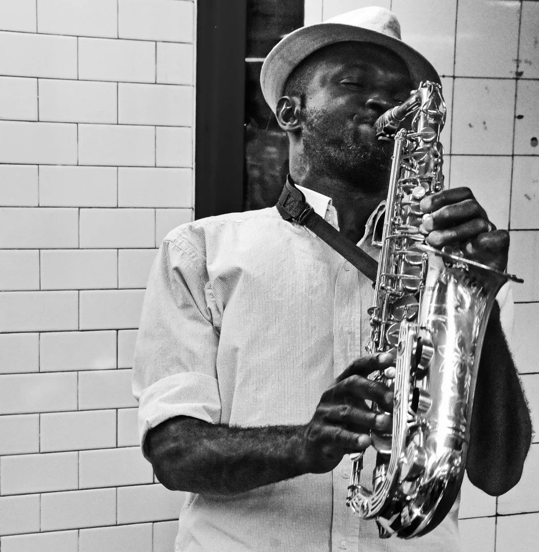 Saxofonist i New Yorks undergrund

Musikalsk øjeblik fanget i metroen med mand der spiller saxofon