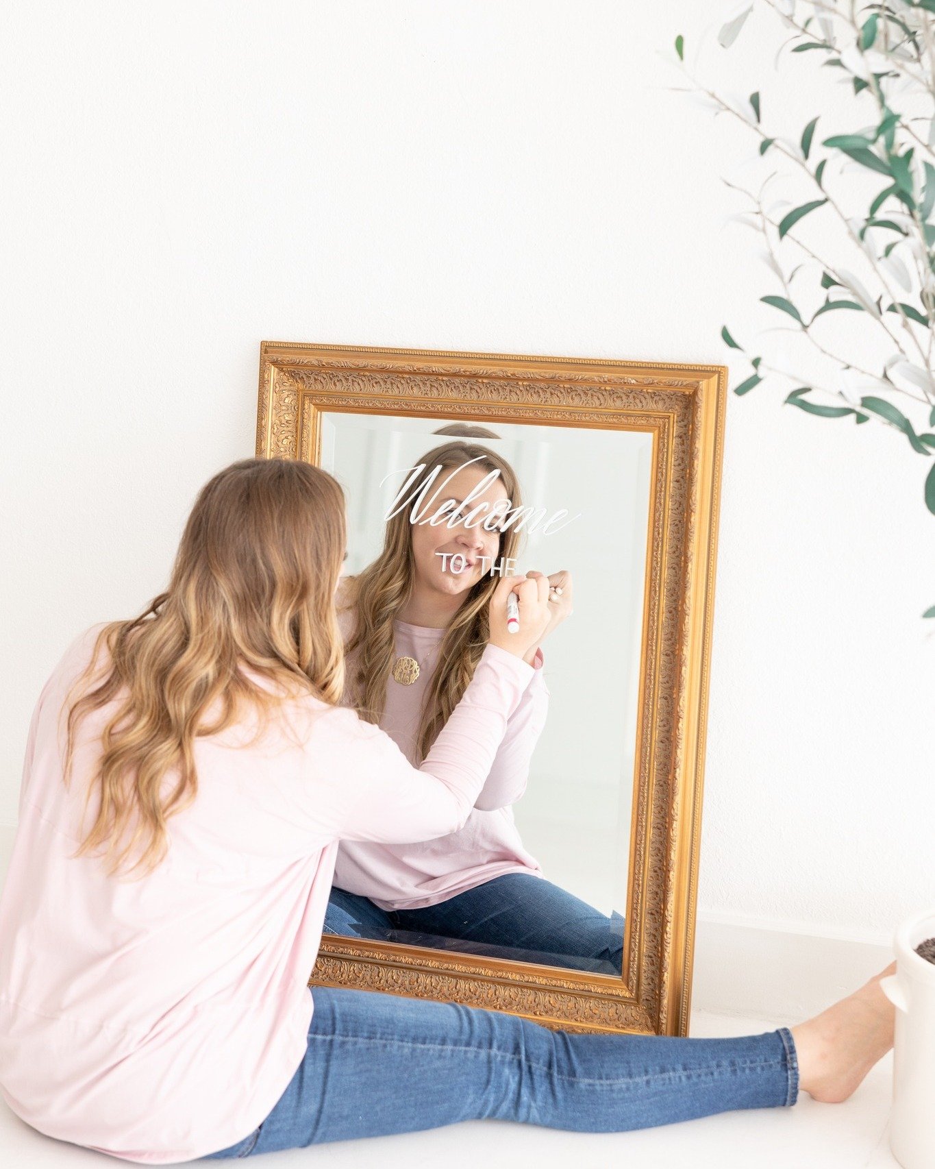 I worked in a corporate job for over 15 years and never did my job allow my to sit barefoot on the floor...

Just another reason I love this life I've built!

Photographer: Amalie Orrange @thebrandedbosslady 
.
.
.
.
.
.
#smallbusinessowner #barefoot