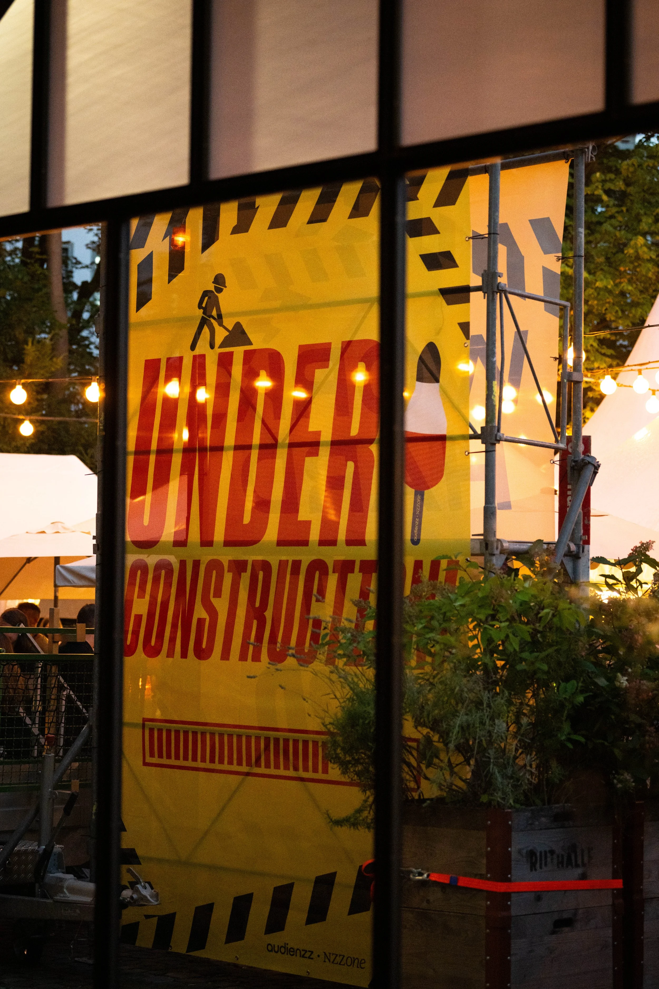 Gipfel-Stürmer_Erlebnisarchitektur_01_NZZone_Audienzz_SummerEndParty2025_AKJ-152.jpg