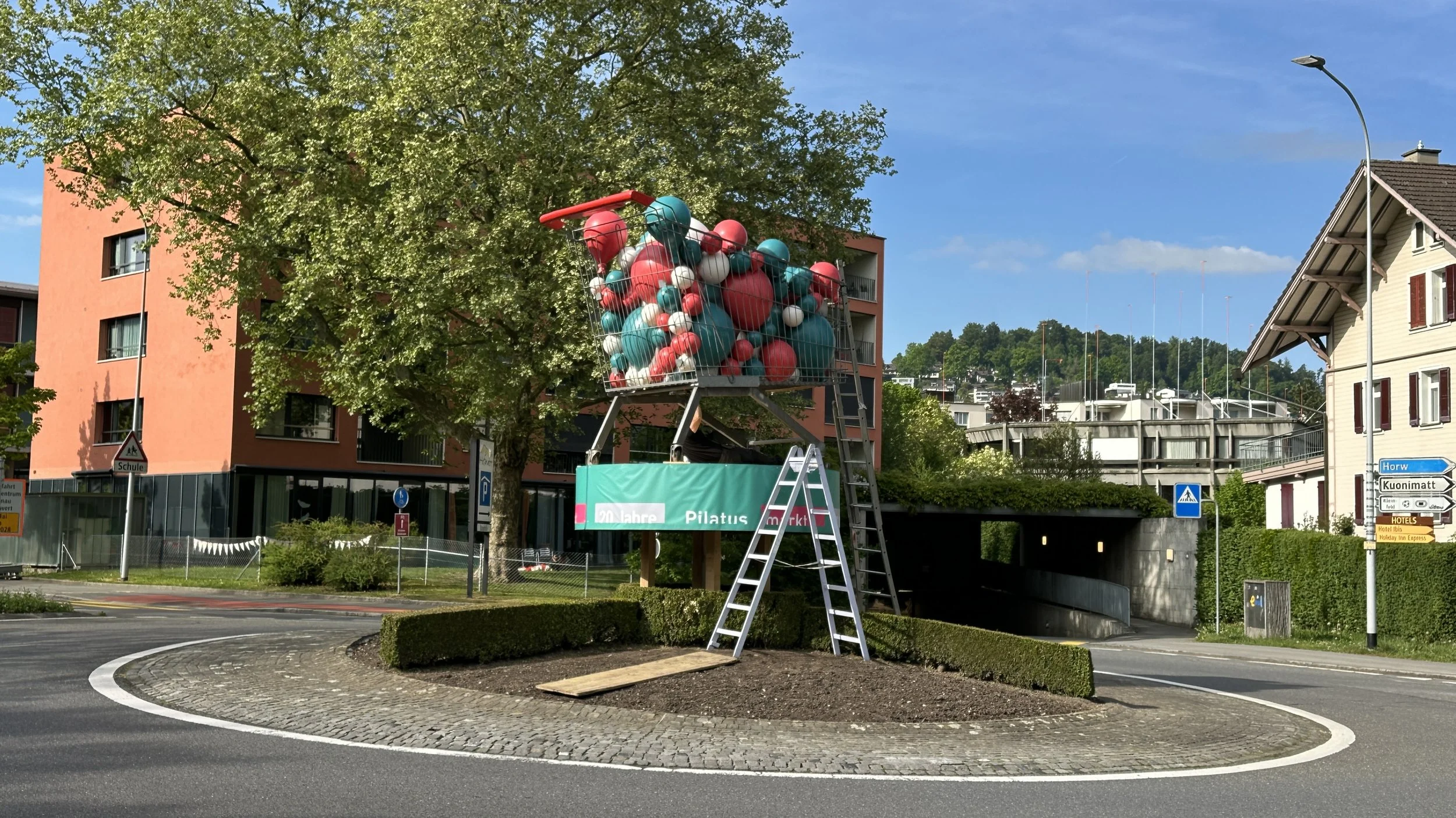 Gipfel-Stürmer 20 Jahre Pilatusmarkt Kriens Erlebnisarchitektur_2.jpg
