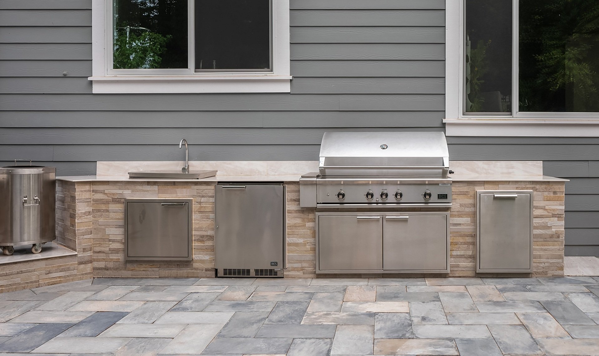 Landscaping jobs in Bellevue WA - outdoor kitchen installation