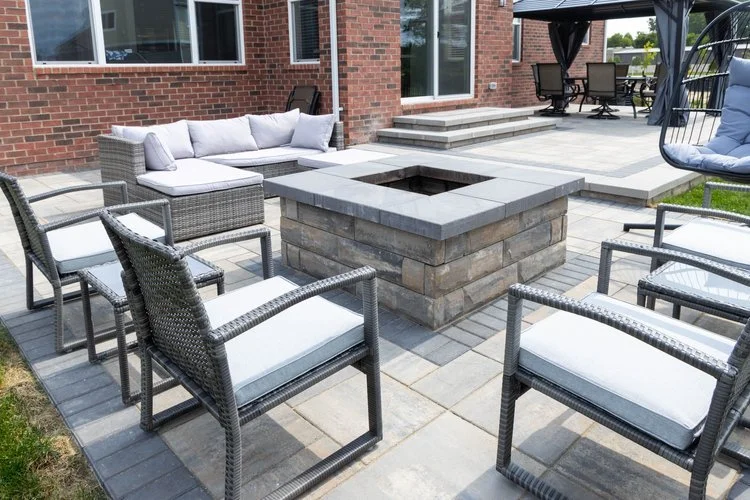Bring In the Crowd With an Entertaining Outdoor Living Space in the Rochester Hill, MI, Area