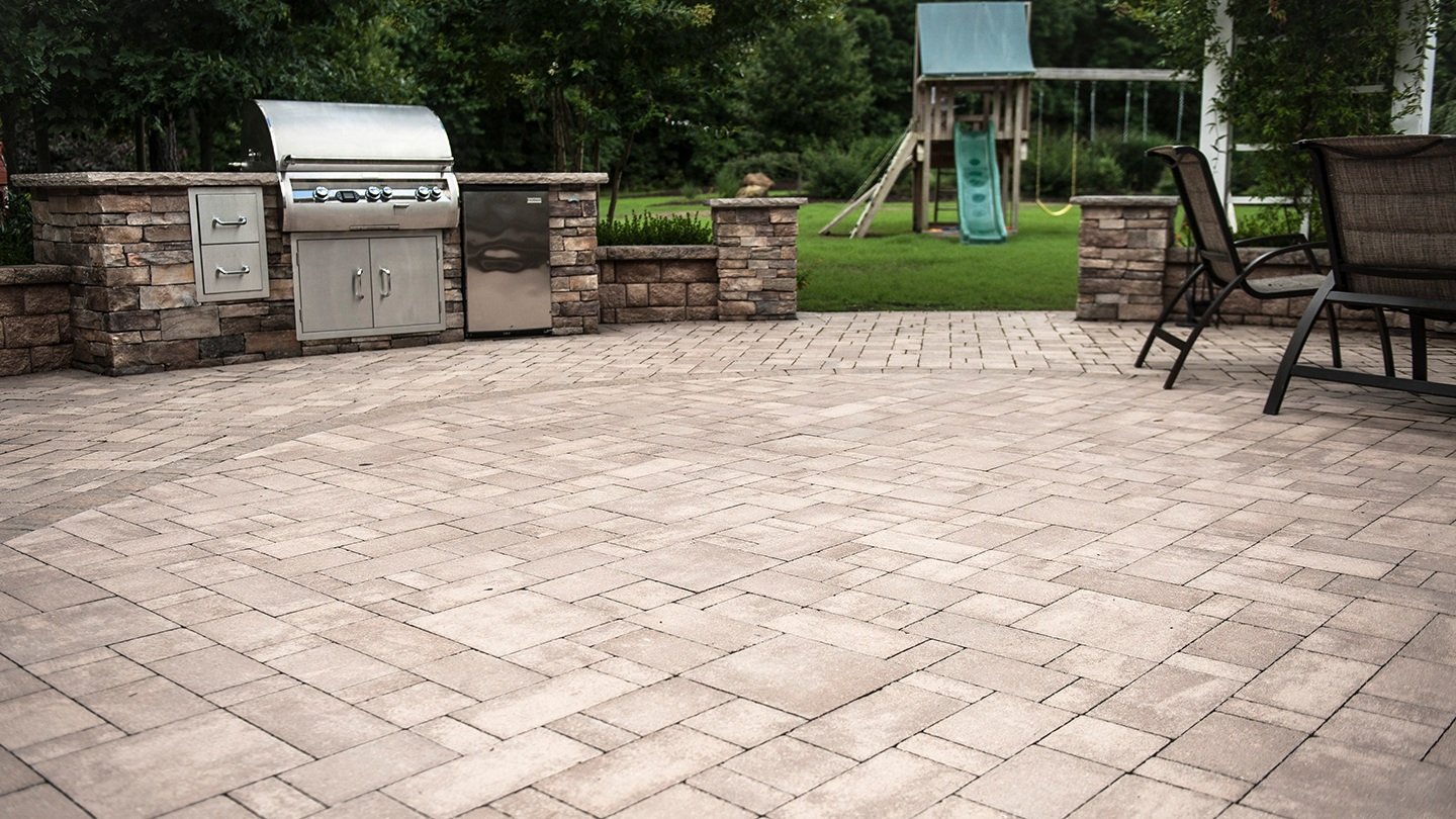 Paver patio with outdoor kitchen in Midlothian, VA