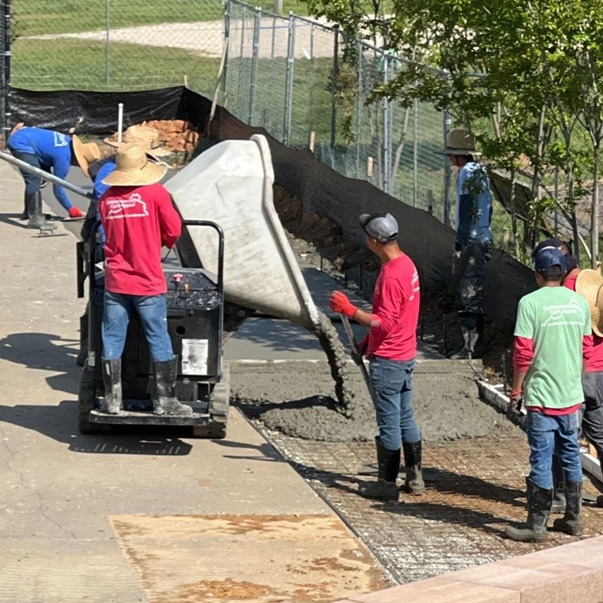 Laying it down! 
.
.
.
.
.
.
#rva #paverpatio #landscapedesigner #foundations