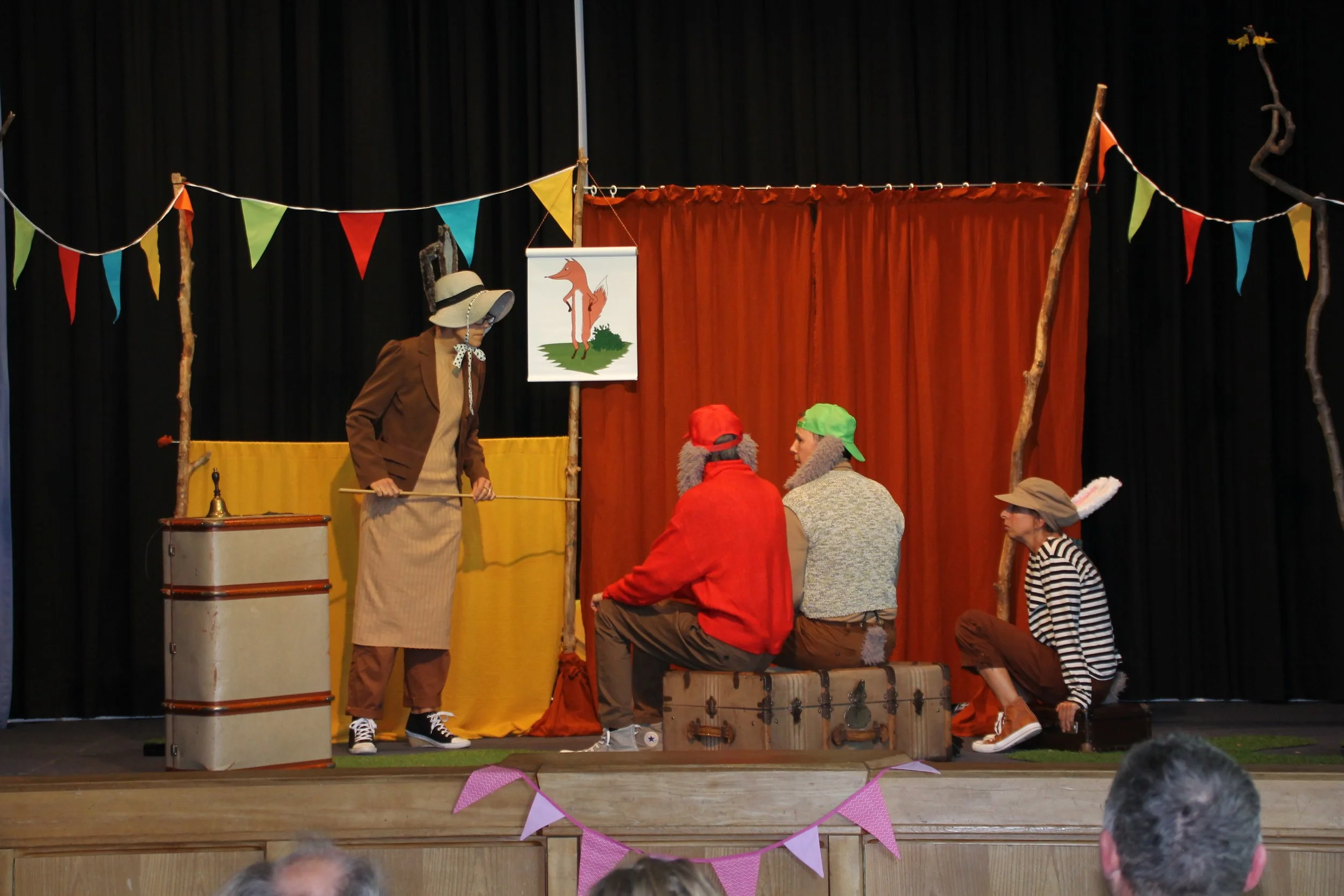Angsthase Theater Bühne Schule Lehrerin drei Hasenkinder