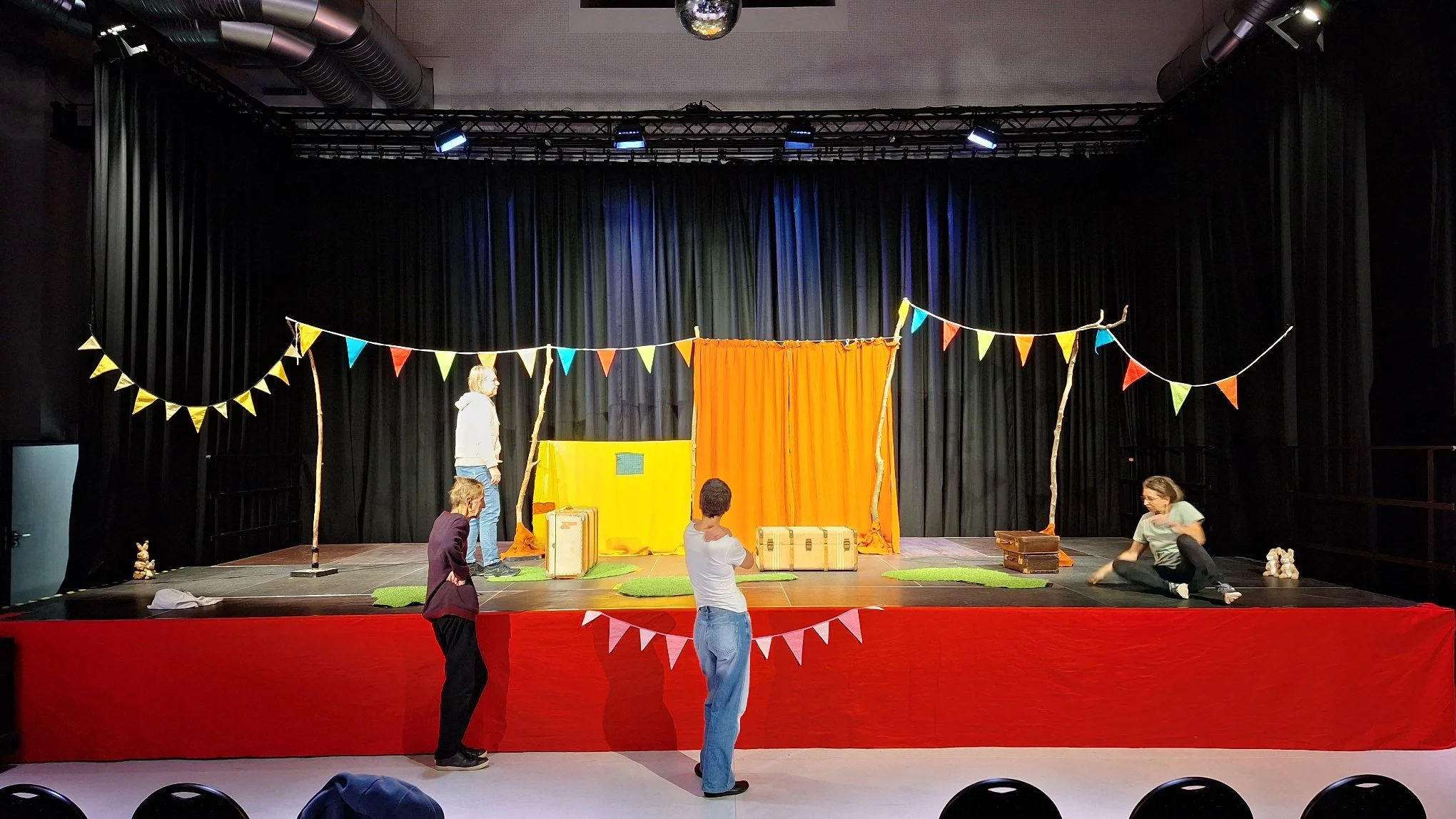 Bühne, Wimpel, Kindertheater, Menschen bauen Bühnenbild,