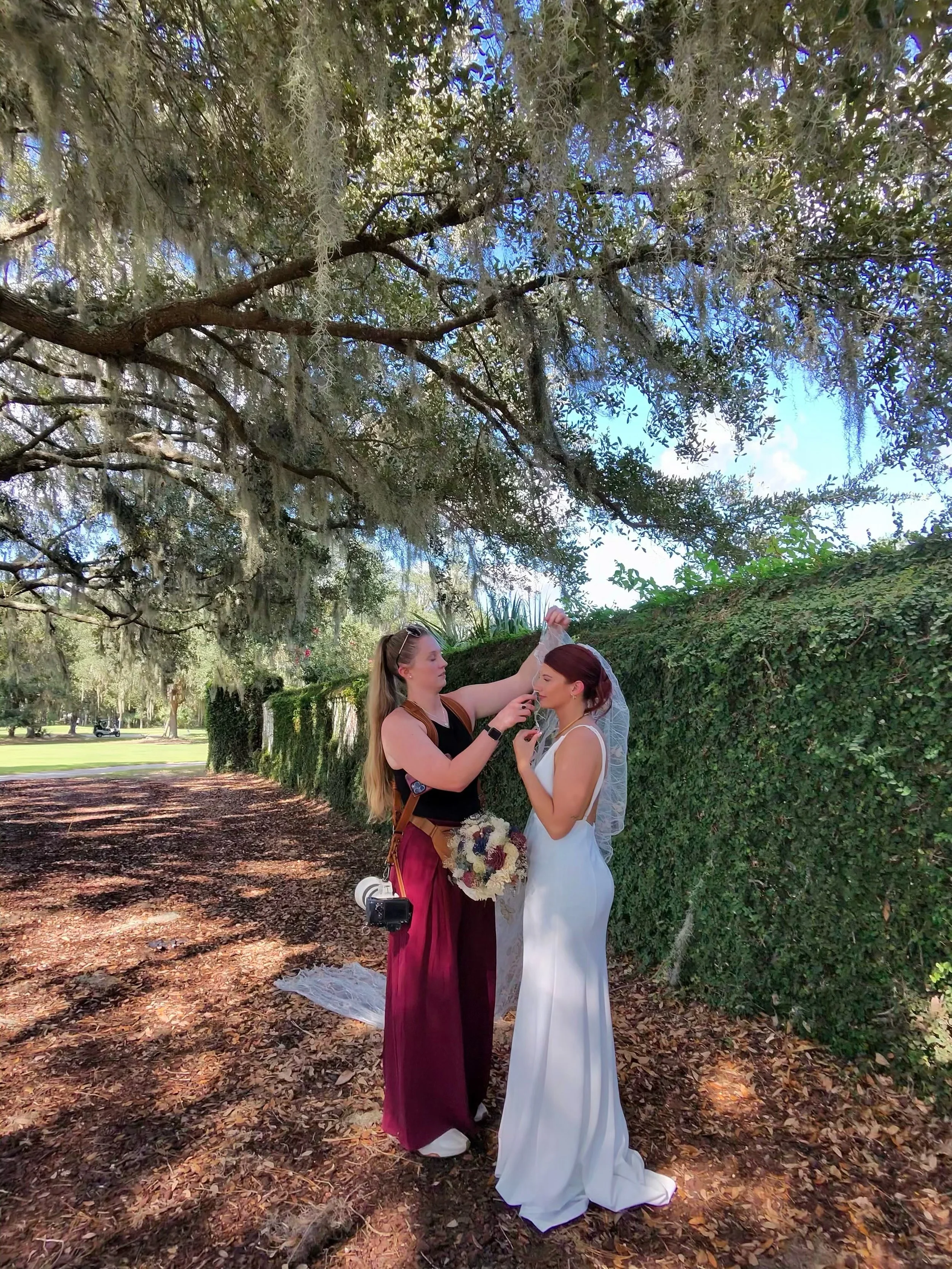BEHIND THE SCENES vs. THE ART CREATED!! 🦋💍📸

A little BTS from a beautiful wedding day at @duneswestgolfandriverclub, thanks to @cort_hans21 for capturing me in action!! 🤪🤍

My biggest lie I&rsquo;ll tell you on your wedding day? &ldquo;Just one