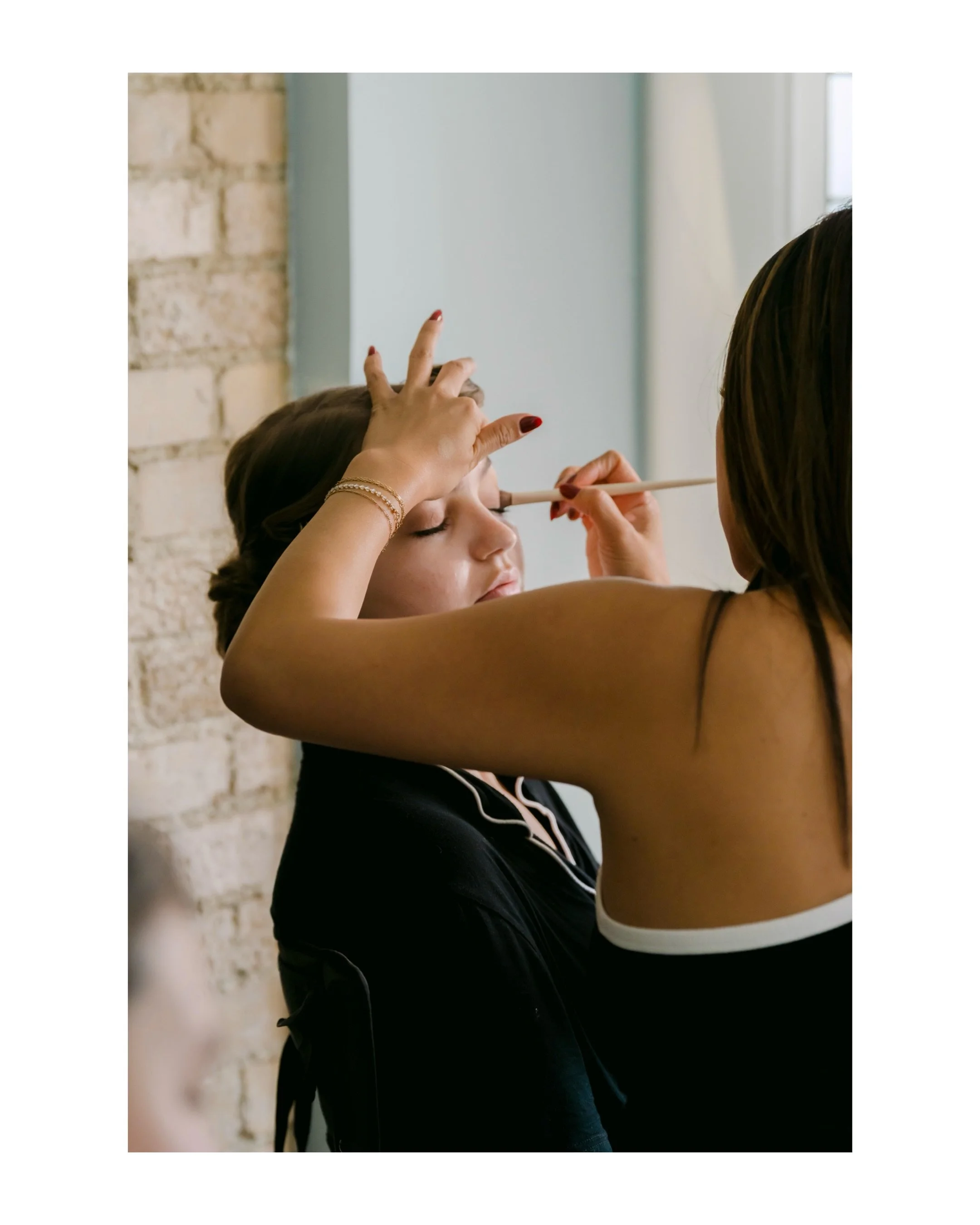 💄✨ A moment for the makeup artist!

Because behind every beautiful bride is a talented artist helping her look AND feel her absolute best! 🤍

Shoutout to @emilyhwangbeauty for bringing this bridal vision to life! From the chaos of a makeup-covered 