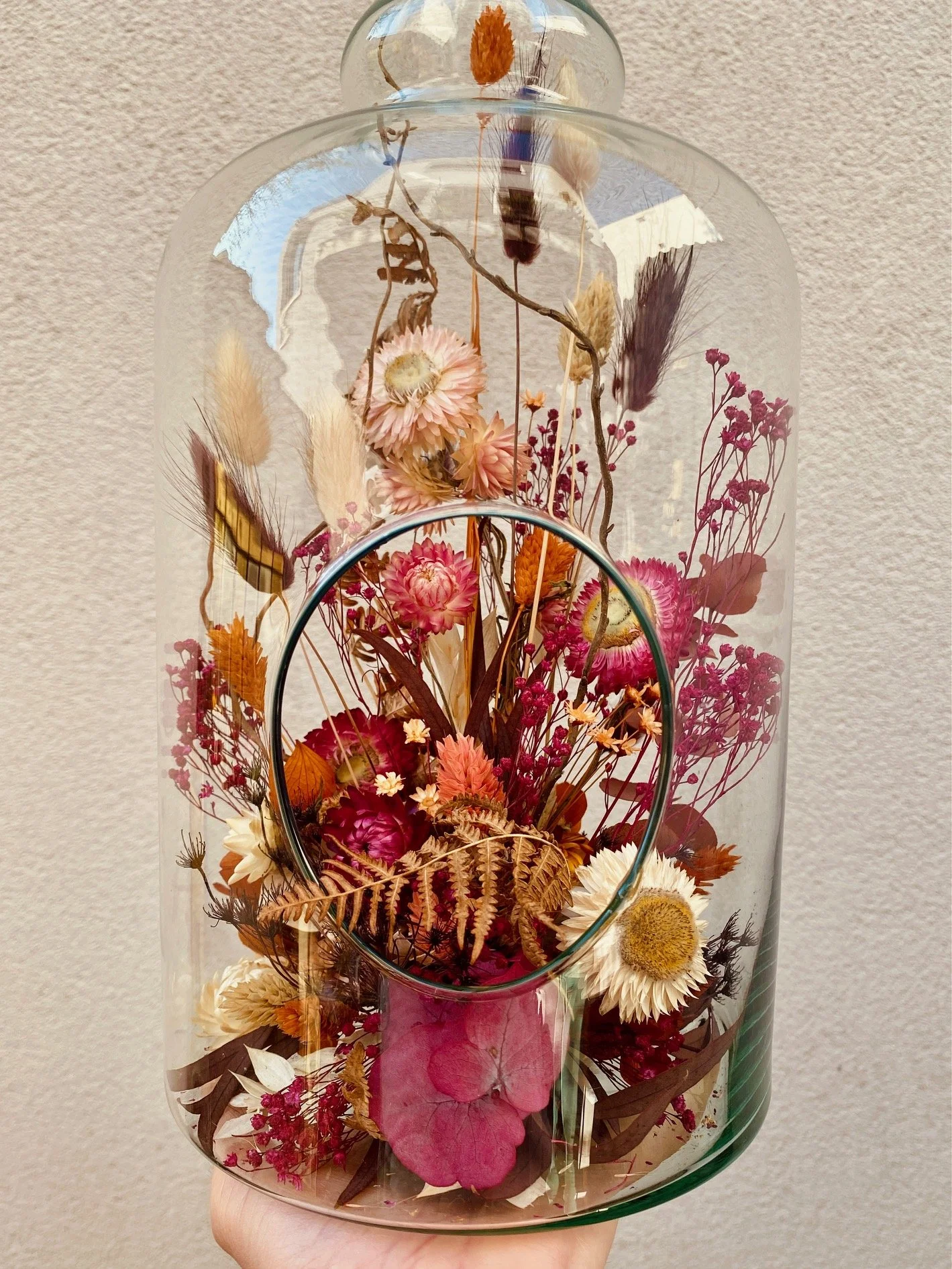 Terrarium upcyclé avec des fleurs séchées.