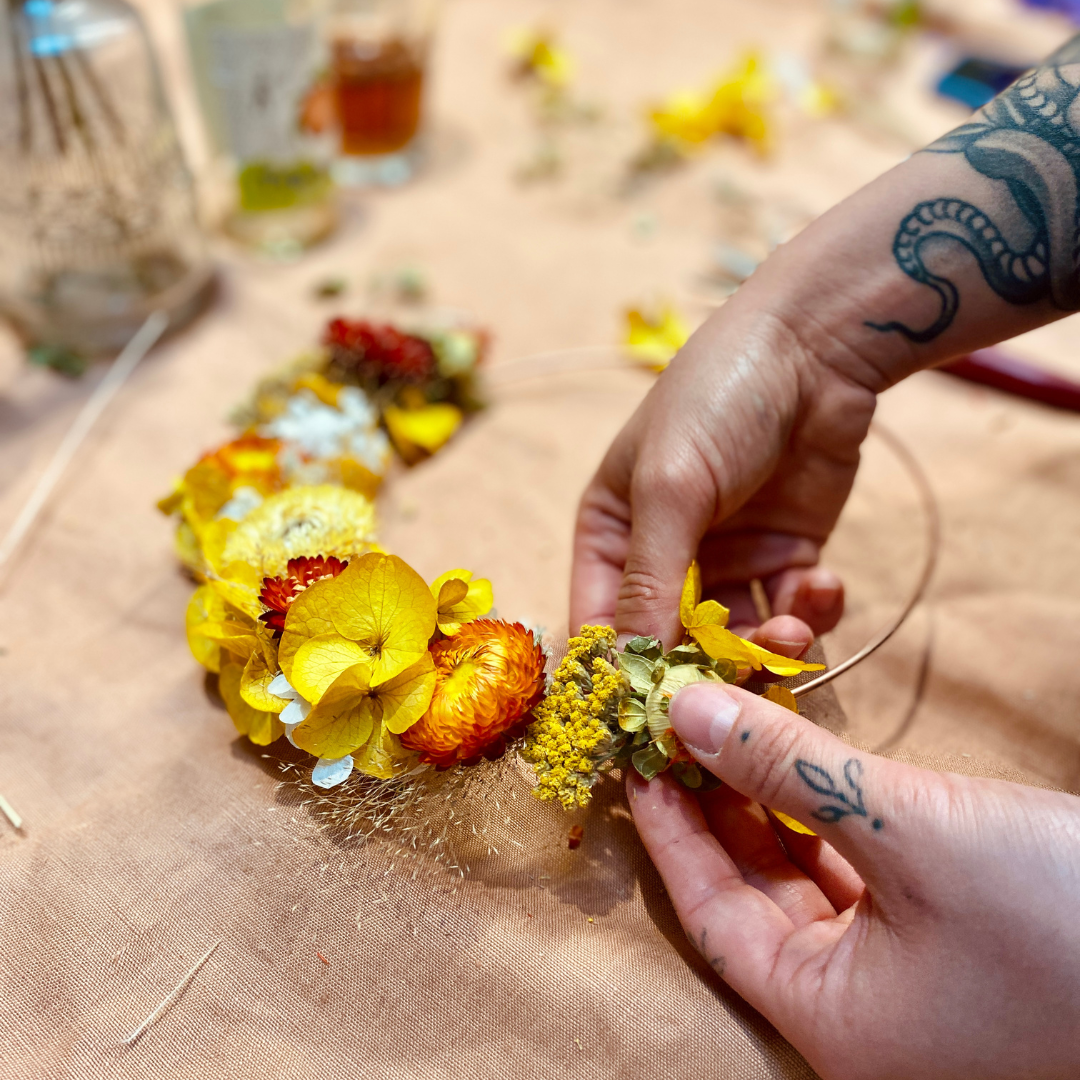 Atelier créatif couronne murale en fleurs séchées à Strasbourg