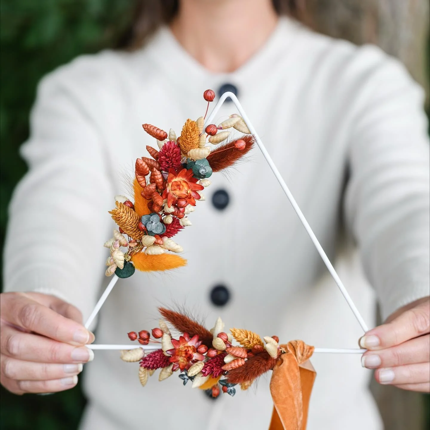 Collection Automne 2025 - Les couronnes 🍁
•
Je continue à te présenter les petites beautés automnales shootées par @cyril_becard et sur ce post on va faire un focus sur les couronnes murales.
•
Quand on pense co