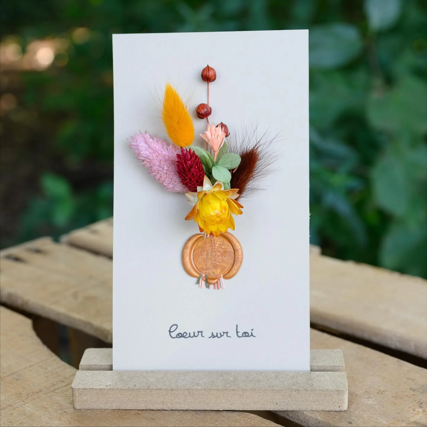Collection Automne 2025 - Les cartes 🍁
•
On continue les présentations avec la nouveauté de la saison, à savoir les cartes bouquets 💐
•
Avec leurs petits messages saisonniers et/ou juste mims, elles véhiculent
