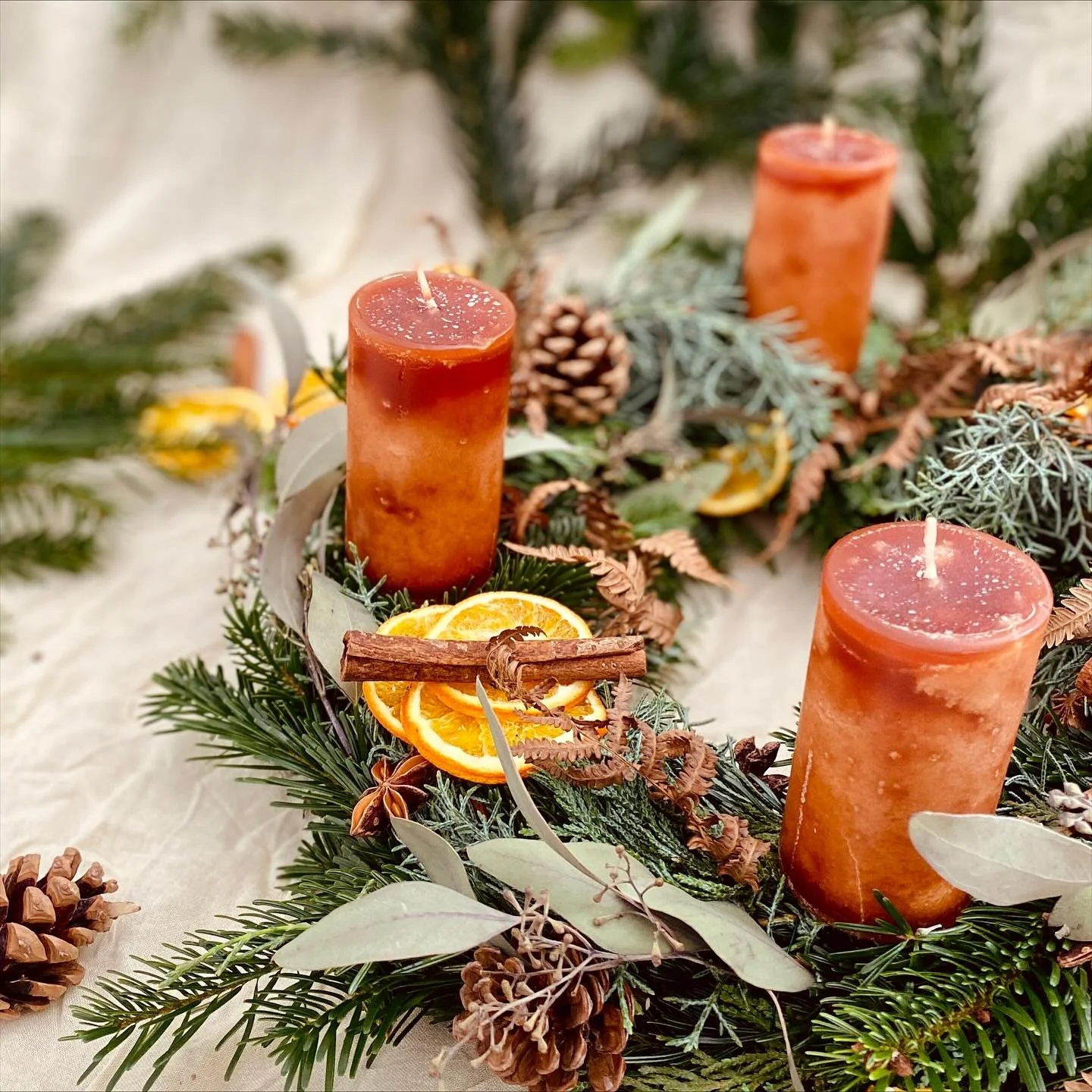 Couronne de l&rsquo;avent 🌲
&bull;
Si je devais ne citer qu&rsquo;une seule tradition que j&rsquo;ai vraiment d&eacute;couverte en arrivant en Alsace, ce serait sans aucun doute celle de la couronne de l&rsquo;avent. Pour les non initi&eacute;s (#te