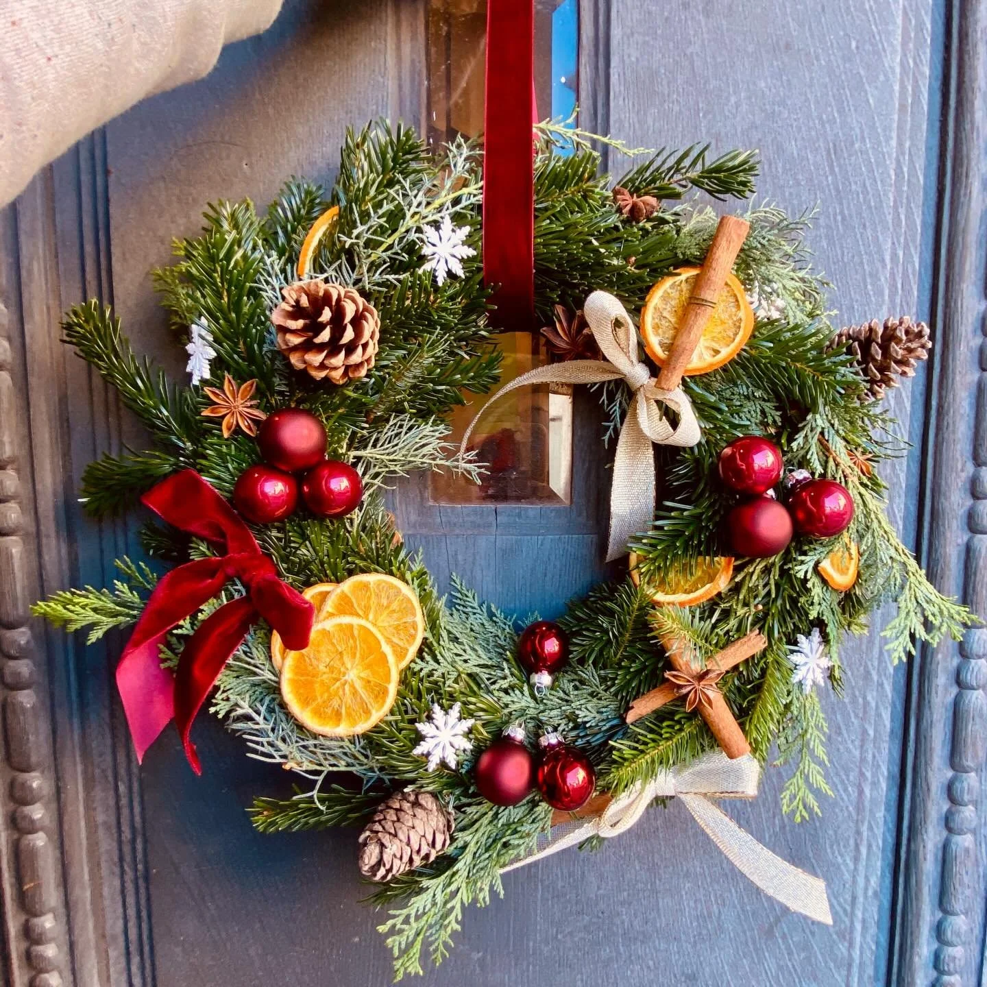 Couronne de porte 🌲
&bull;
Maintenant que ta couronne de l&rsquo;avent est bien install&eacute;e chez toi et s&rsquo;appr&ecirc;te &agrave; allumer sa premi&egrave;re bougie (spoiler alert : c&rsquo;est demain), c&rsquo;est le moment de penser &agra