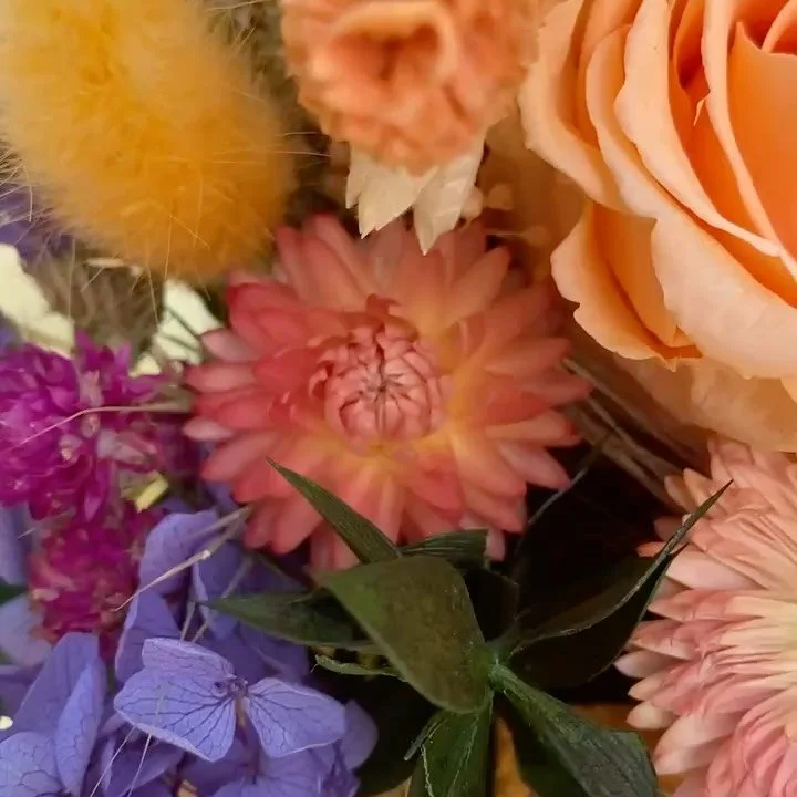 Team color lover 💜💚🧡
&bull;
S&rsquo;il y a bien une chose qui caract&eacute;rise Clara &amp; Geoffrey, c&rsquo;est leur sympathie et leur joie de vivre, et &ccedil;a se ressent dans leur choix de couleurs pour leur mariage 💥 &Ccedil;a donne ce m&