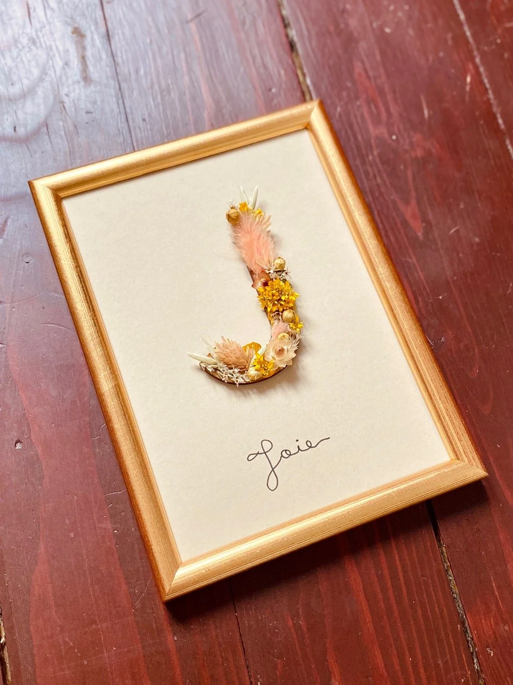 Cadre-lettre-fleurs-sechees-J-joie-ENJOIE.jpg
