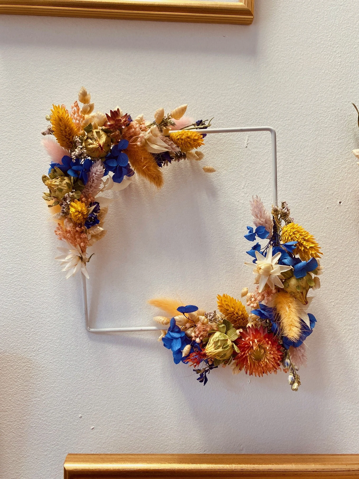 Couronne-murale-fleurs-sechees-carre-ENJOIE-2026.jpg