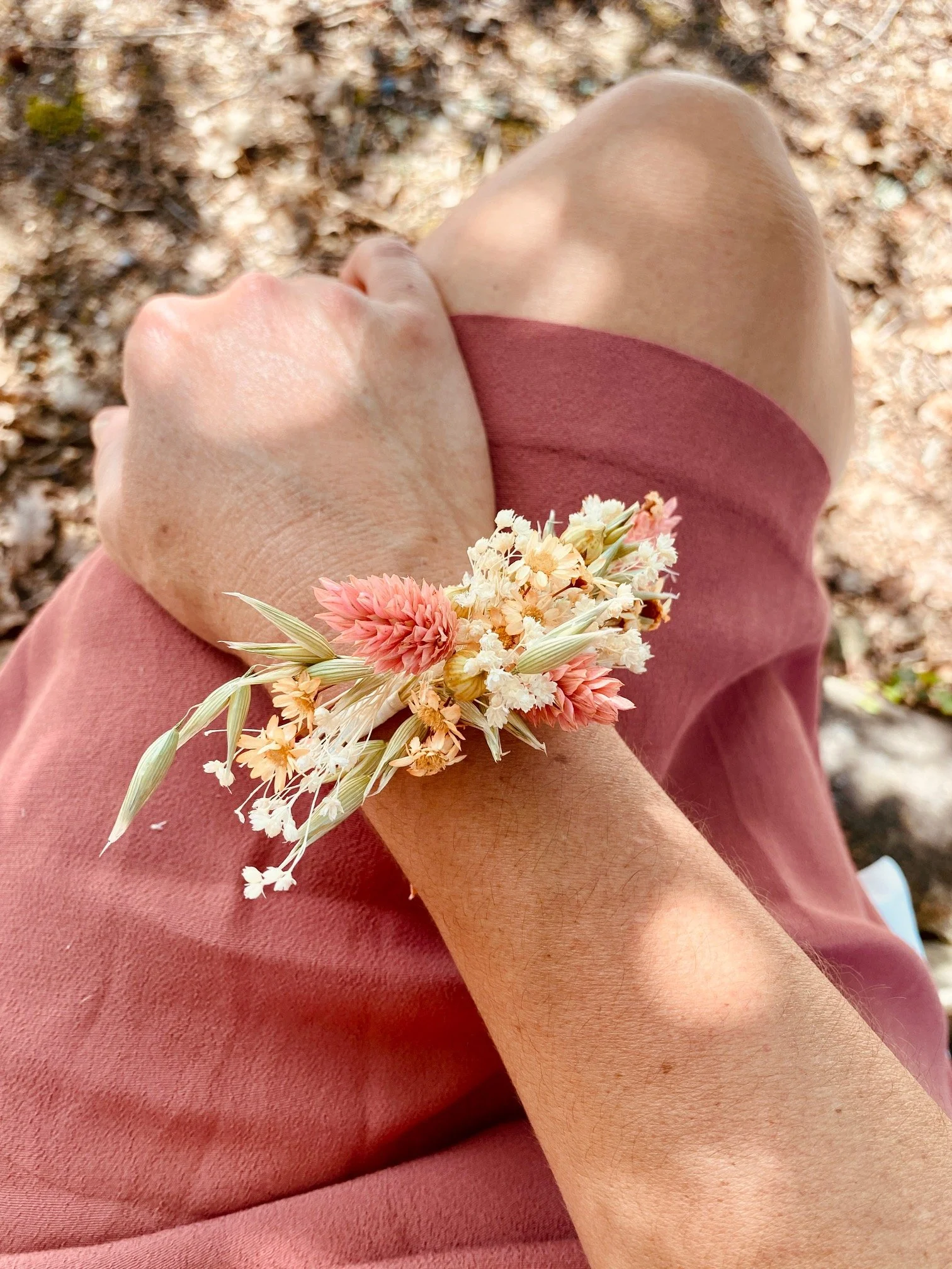 Bracelet-fleurs-sechees-mariage-ENJOIE-2024.jpg