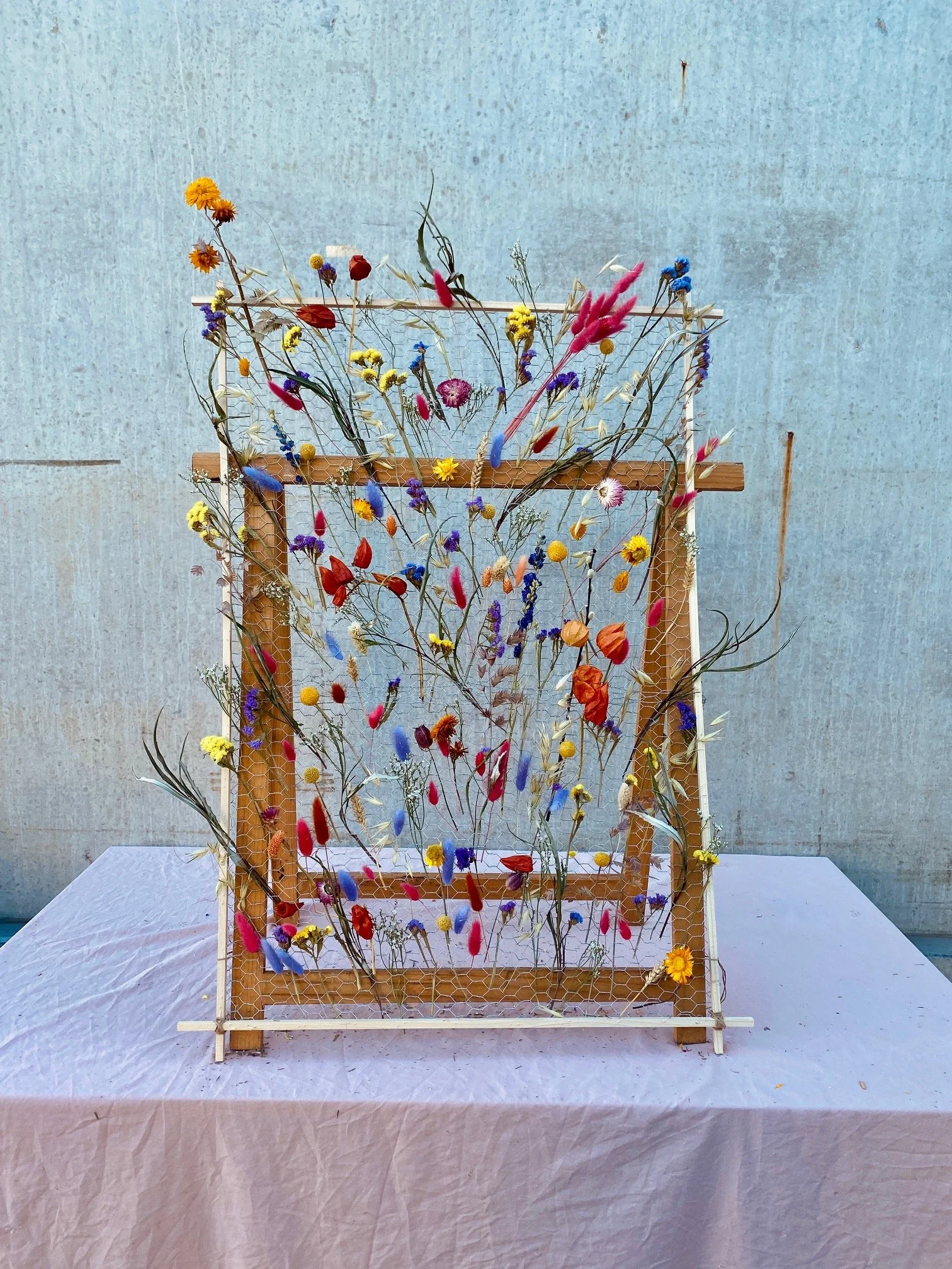 Atelier collaboratif cadre fleuri en fleurs séchées à Strasbourg