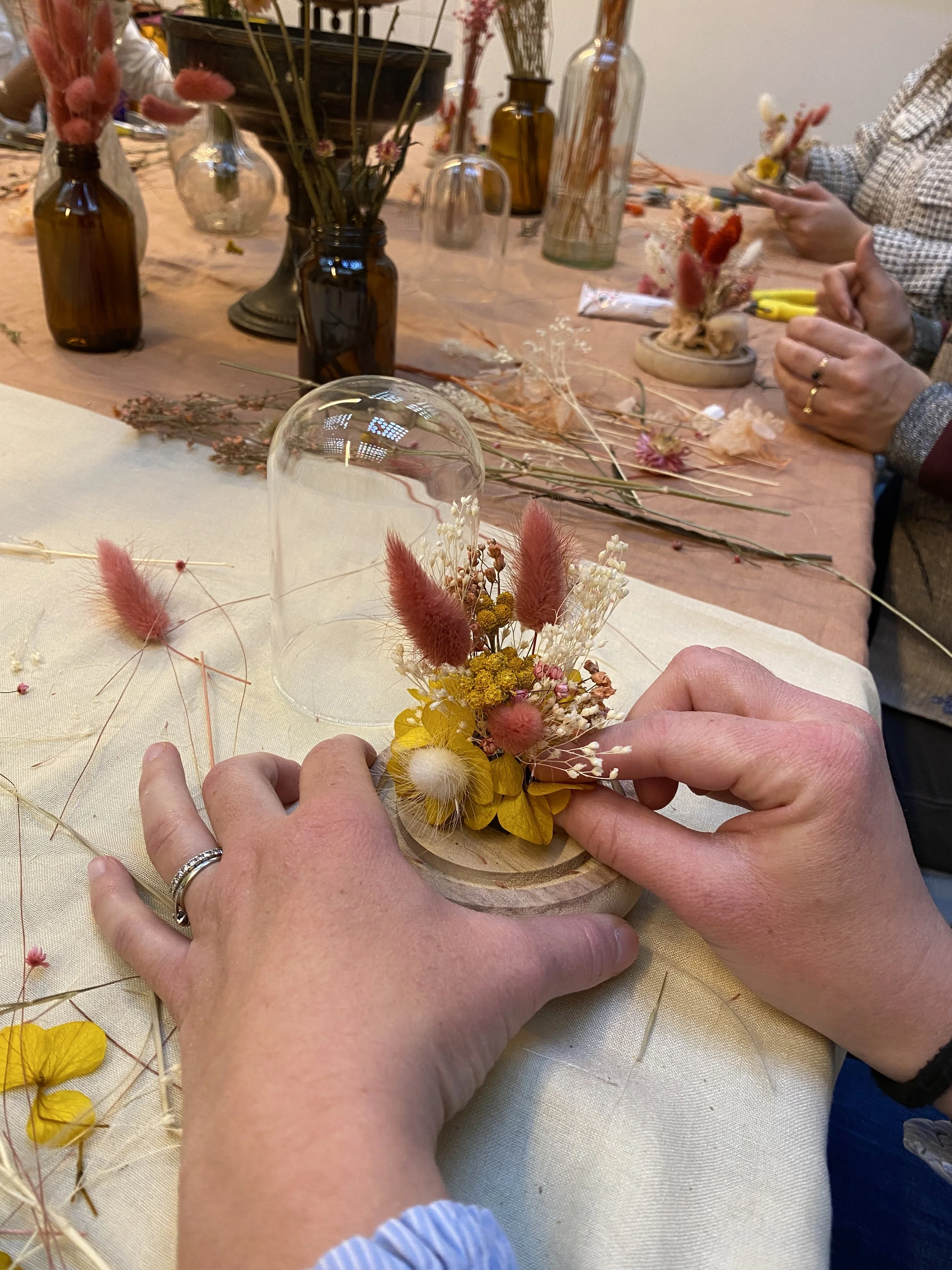 Atelier-EVJF-cloche-fleurs-sechees-150424-ENJOIE-11.JPG