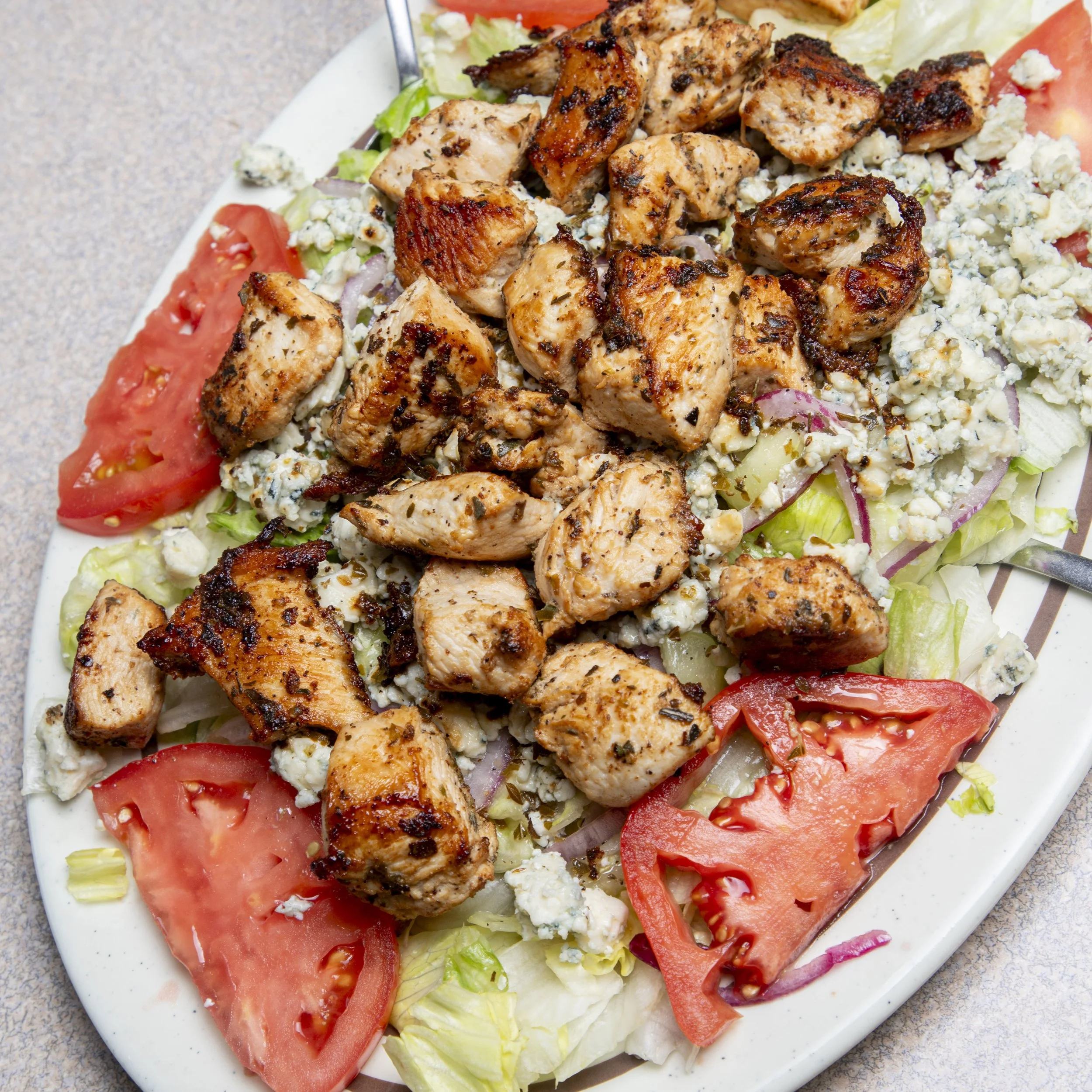 Tossed salad with chicken and blue cheese 03.jpg