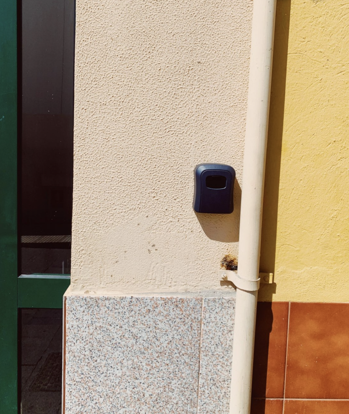 	2.	On the right-hand side of the main entrance, you will find the lockbox. Enter code 8848 to open it. Please take only your set of keys, close the lockbox, and scramble the numbers afterwards.