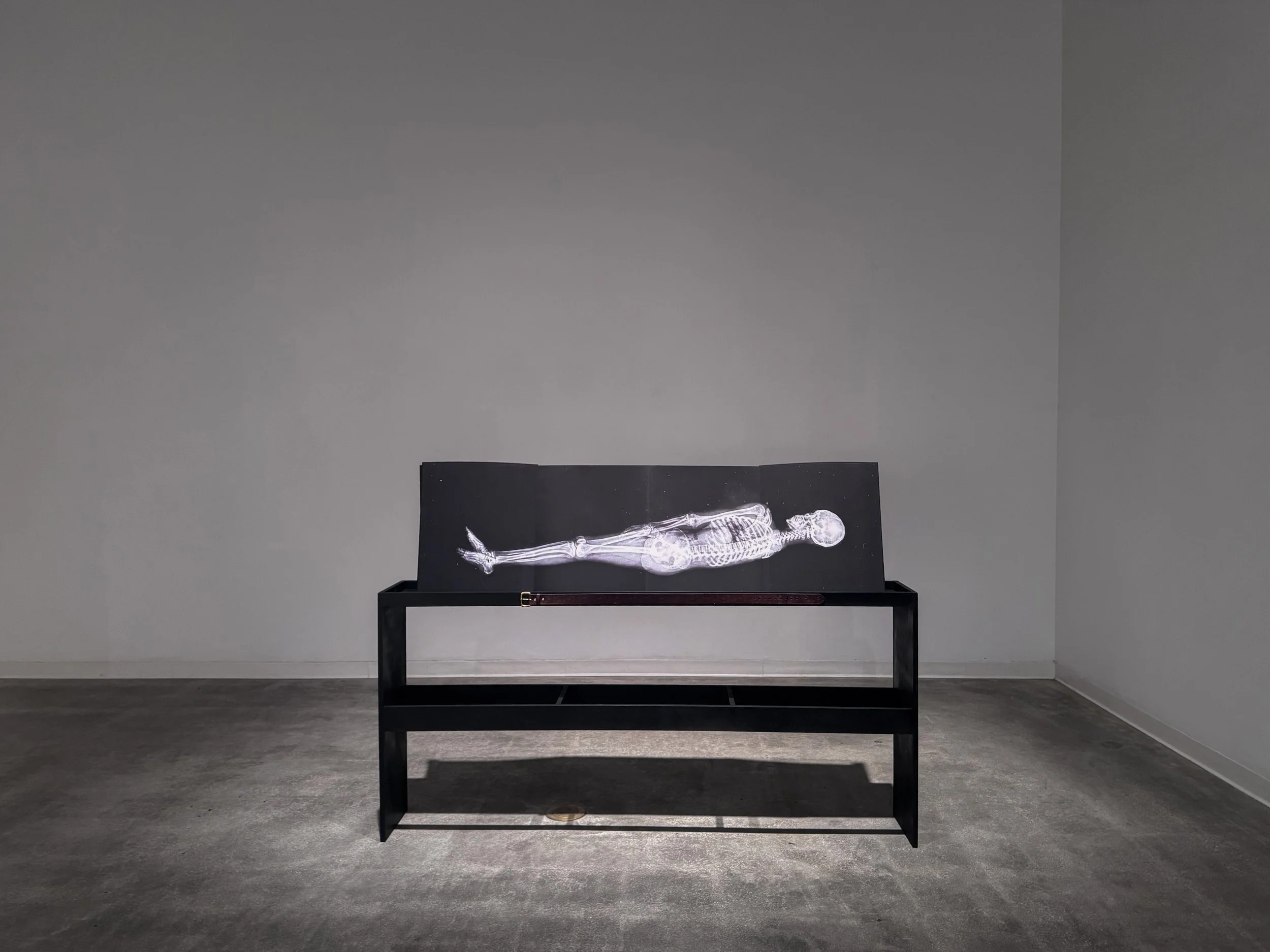 Juan Capistran&nbsp;participa en la exposición colectiva "me and you … let’s get away…," en la University Art Gallery de California State University, Dominguez Hills (CSUDH), en Los Ángeles.